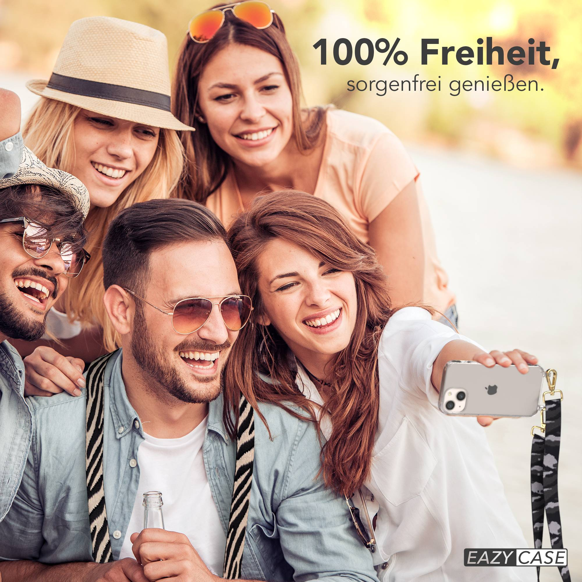Vier lachende Freunde machen ein Selfie im Freien mit einem iPhone.