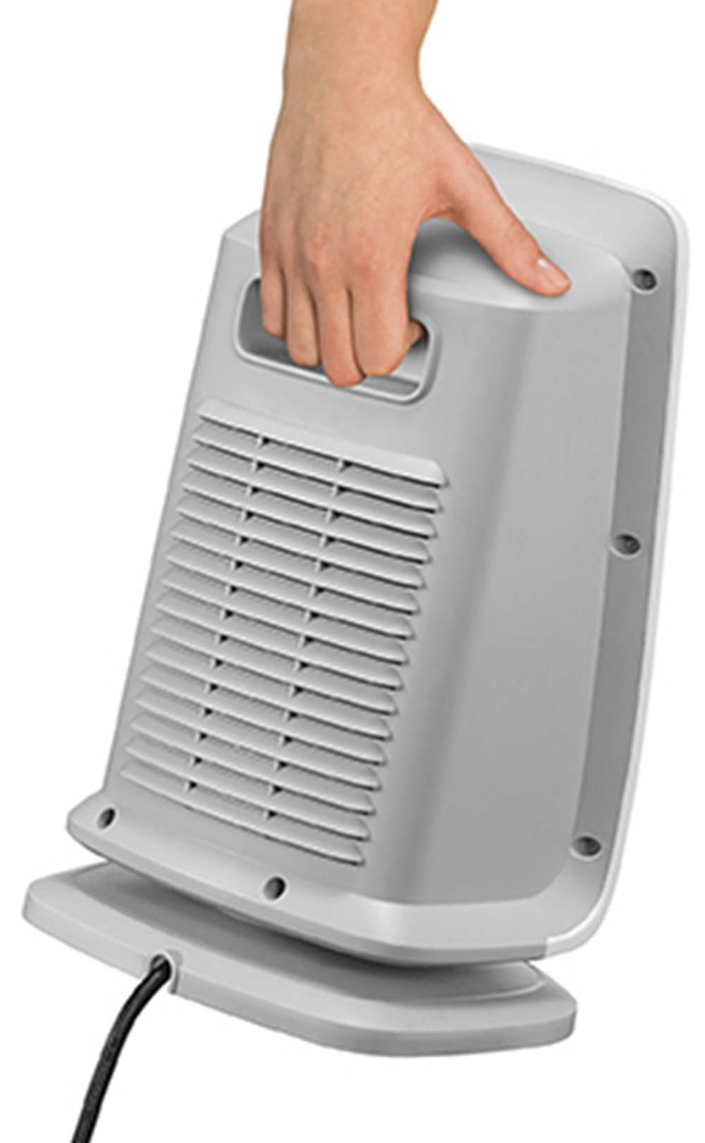Een hand grijpt het handvat van een grijze ventilatorkachel, die op een voet staat.