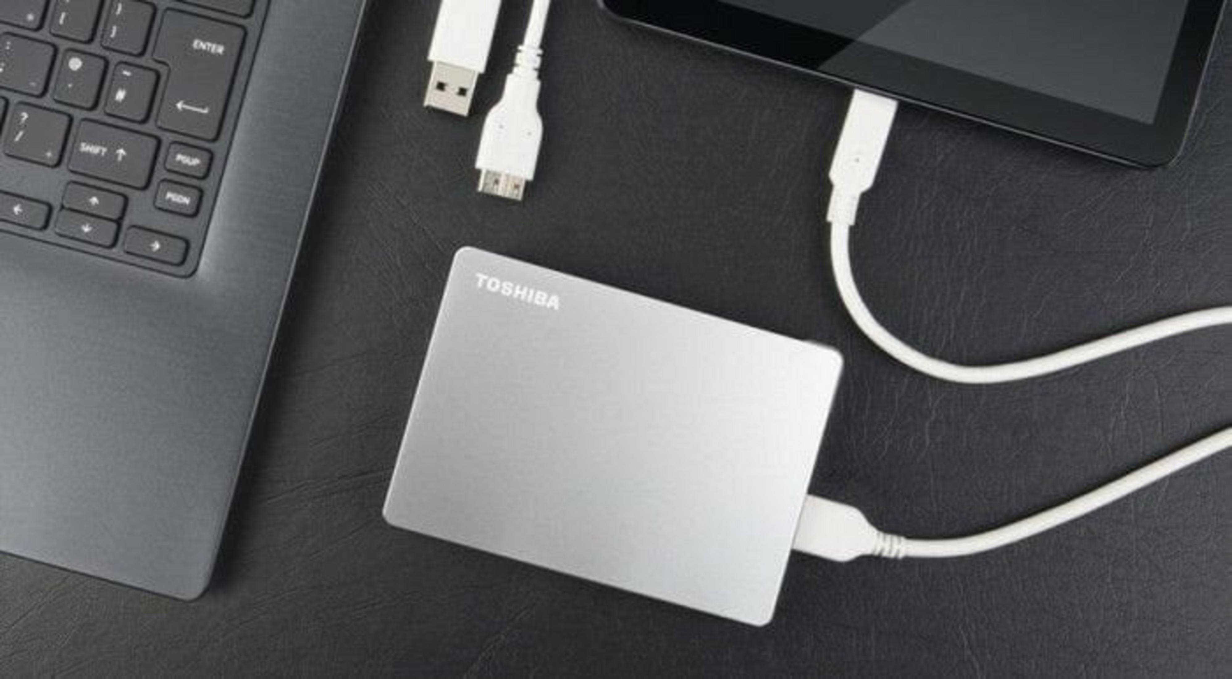 Laptop, zewnętrzny dysk twardy i tablet połączone kablami USB.