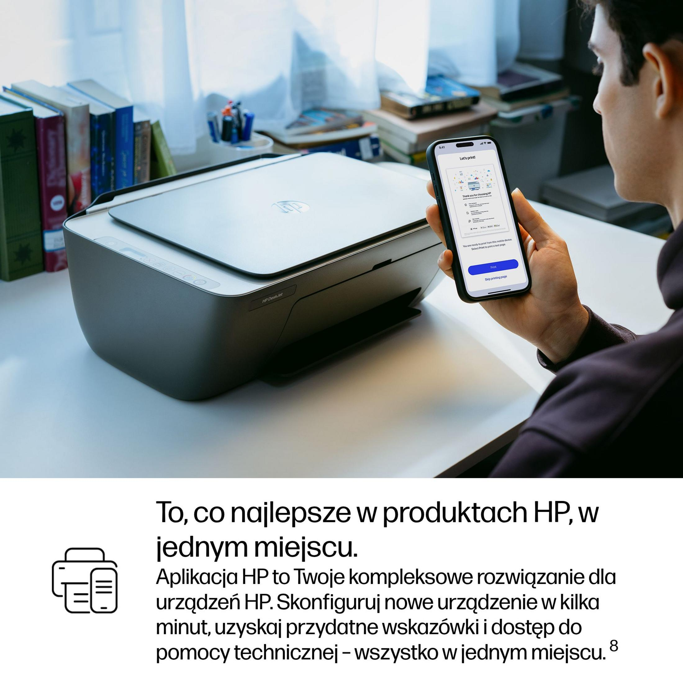 Ein Mann hält ein Smartphone vor einem HP Drucker. Auf dem Bildschirm ist eine Bestätigungsseite.
