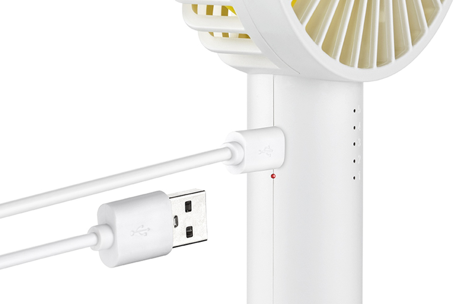 Ein weißer USB-Lüfter mit einem angeschlossenen weißen USB-Kabel und einer roten Ladeanzeige.