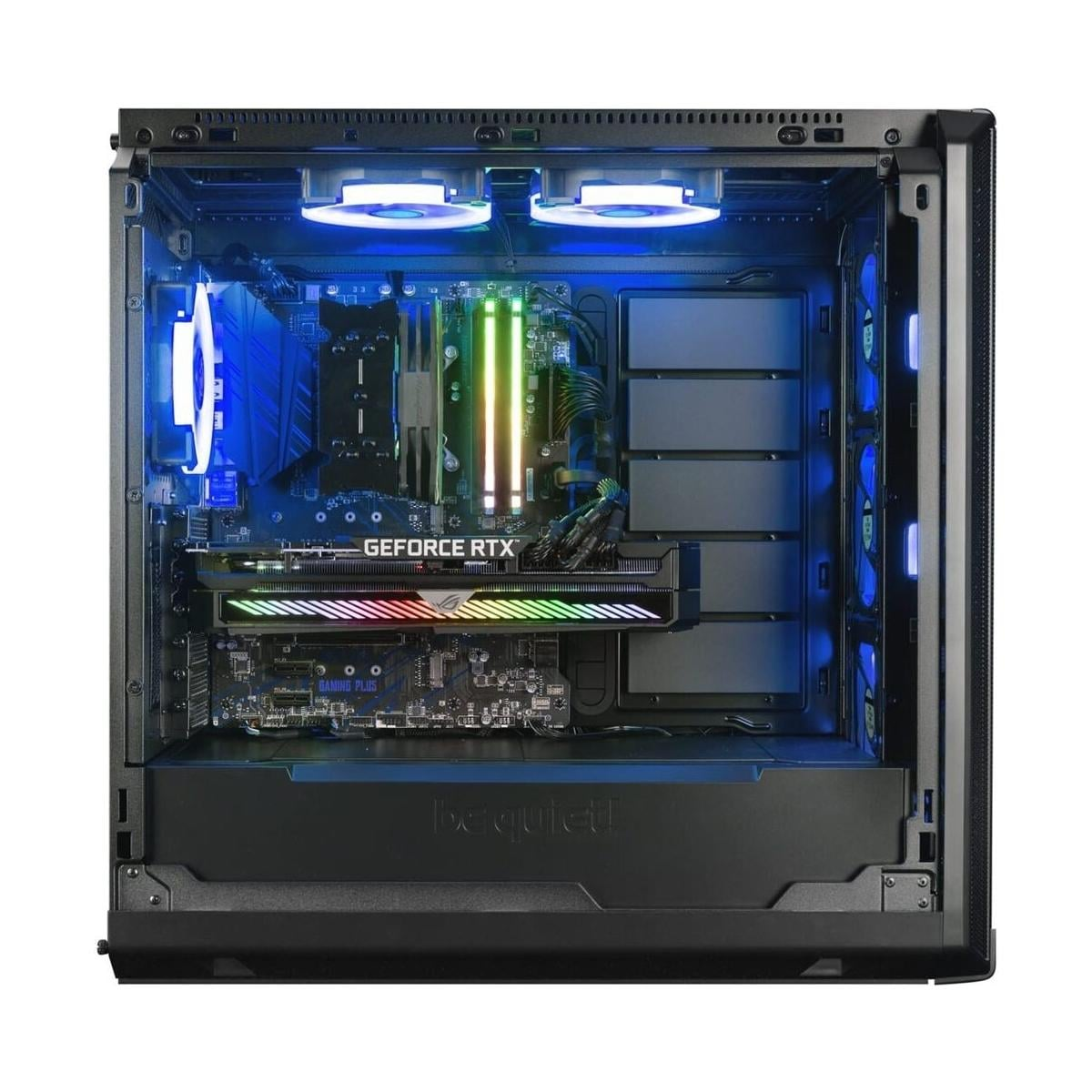 Innenansicht eines Gaming-PCs mit RGB-Beleuchtung, GeForce RTX Grafikkarte.