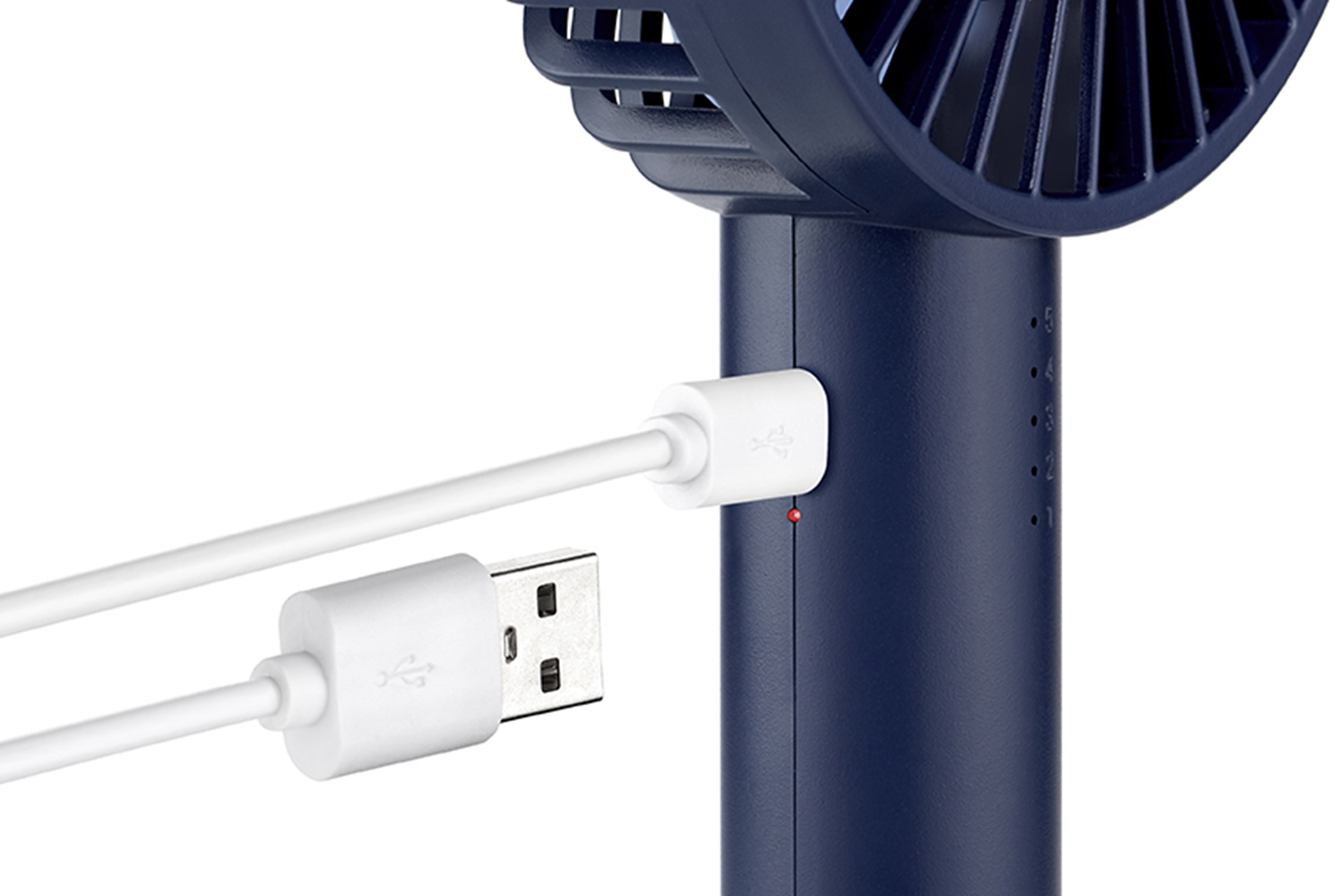 Ein weißes USB-Kabel wird an einen dunkelblauen tragbaren Ventilator angeschlossen, mit einer roten Kontrollleuchte.