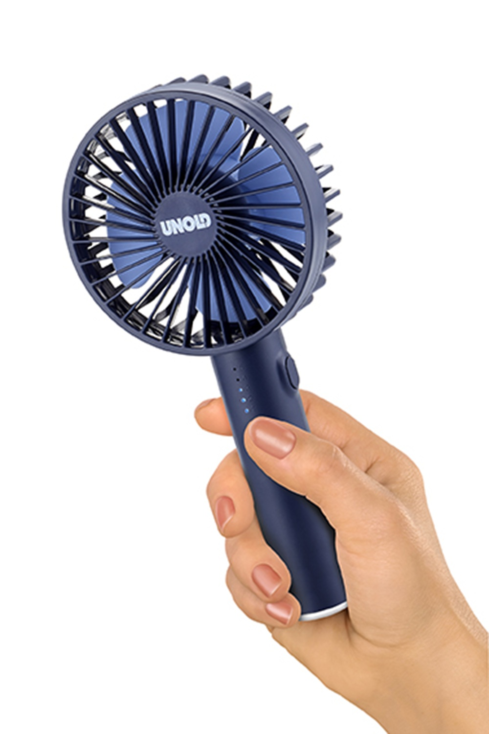Eine Hand hält einen dunkelblauen Handventilator mit blauen Rotorblättern.