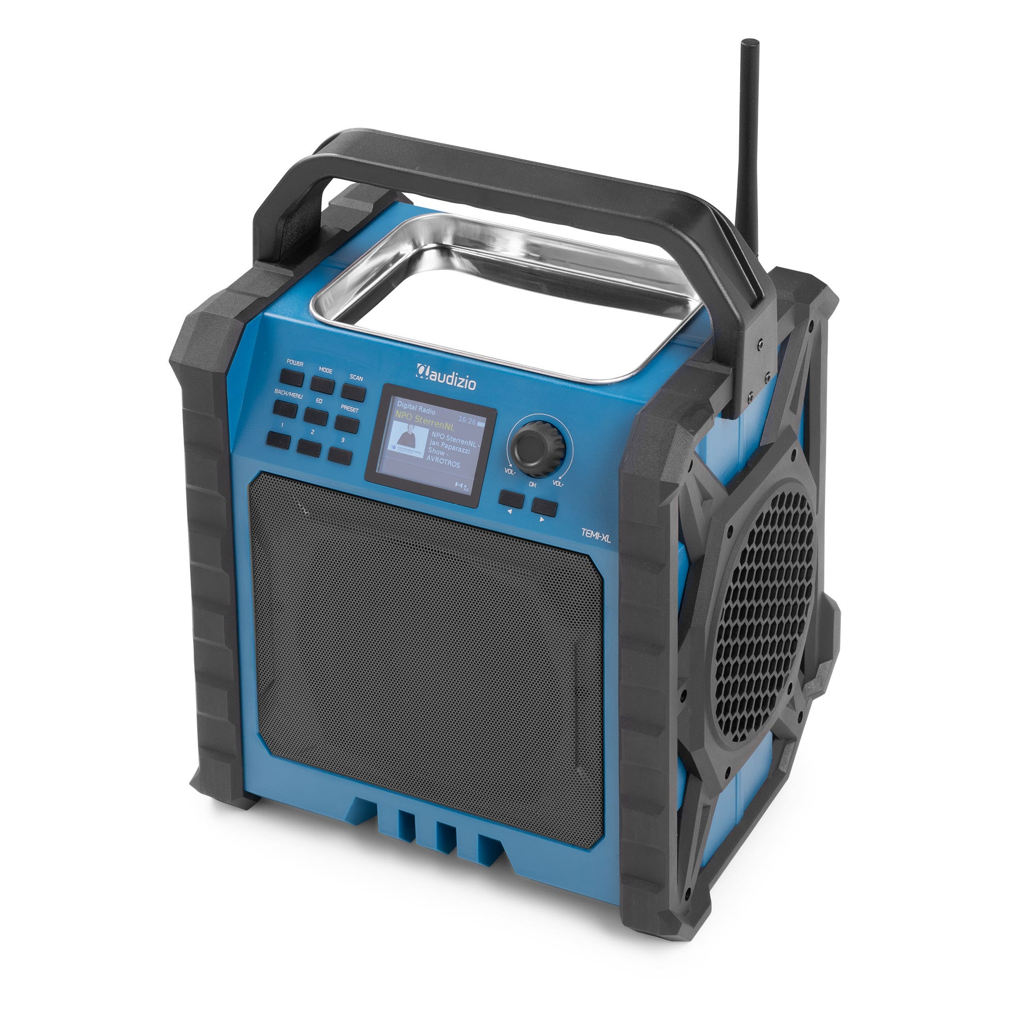 Una radio portátil azul y negra con asa y antena, sobre fondo blanco.