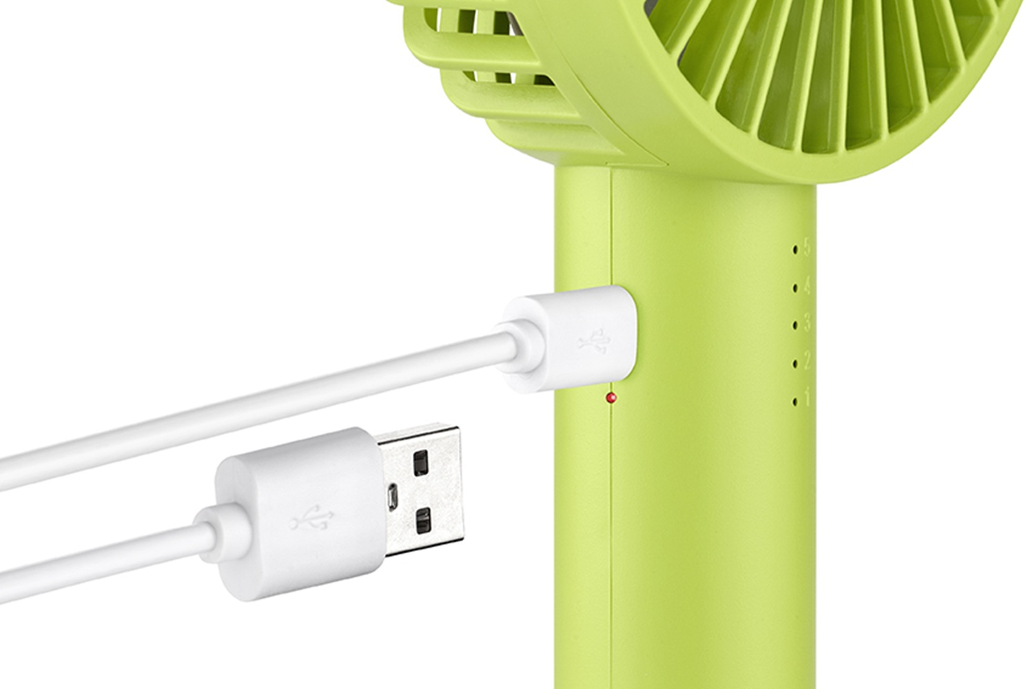 Zielony wentylator ładuje się przez biały kabel USB. Czerwone światło wskazuje ładowanie.