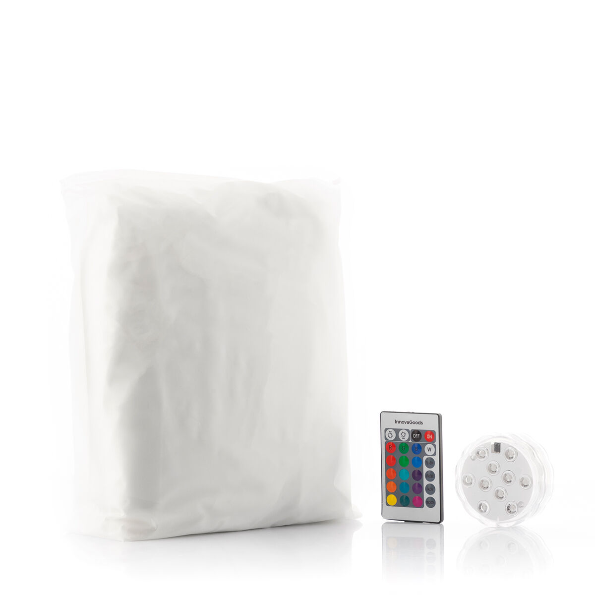 Una borsa bianca, un telecomando e una luce LED sommergibile su sfondo bianco.