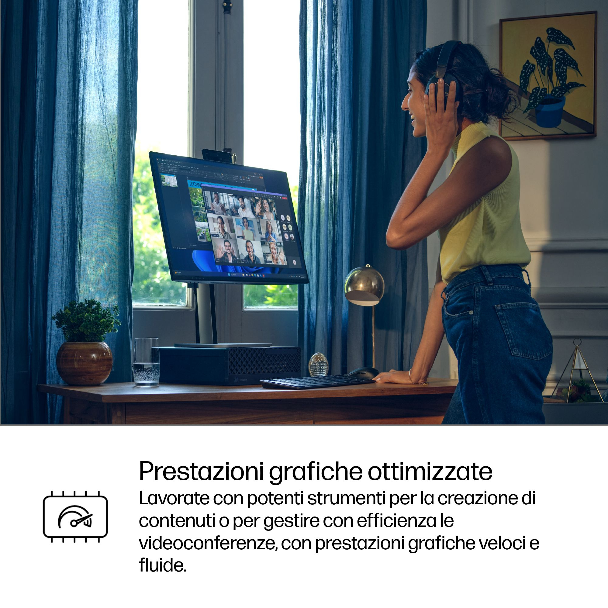 Una donna con cuffie partecipa a una videochiamata su un computer desktop.