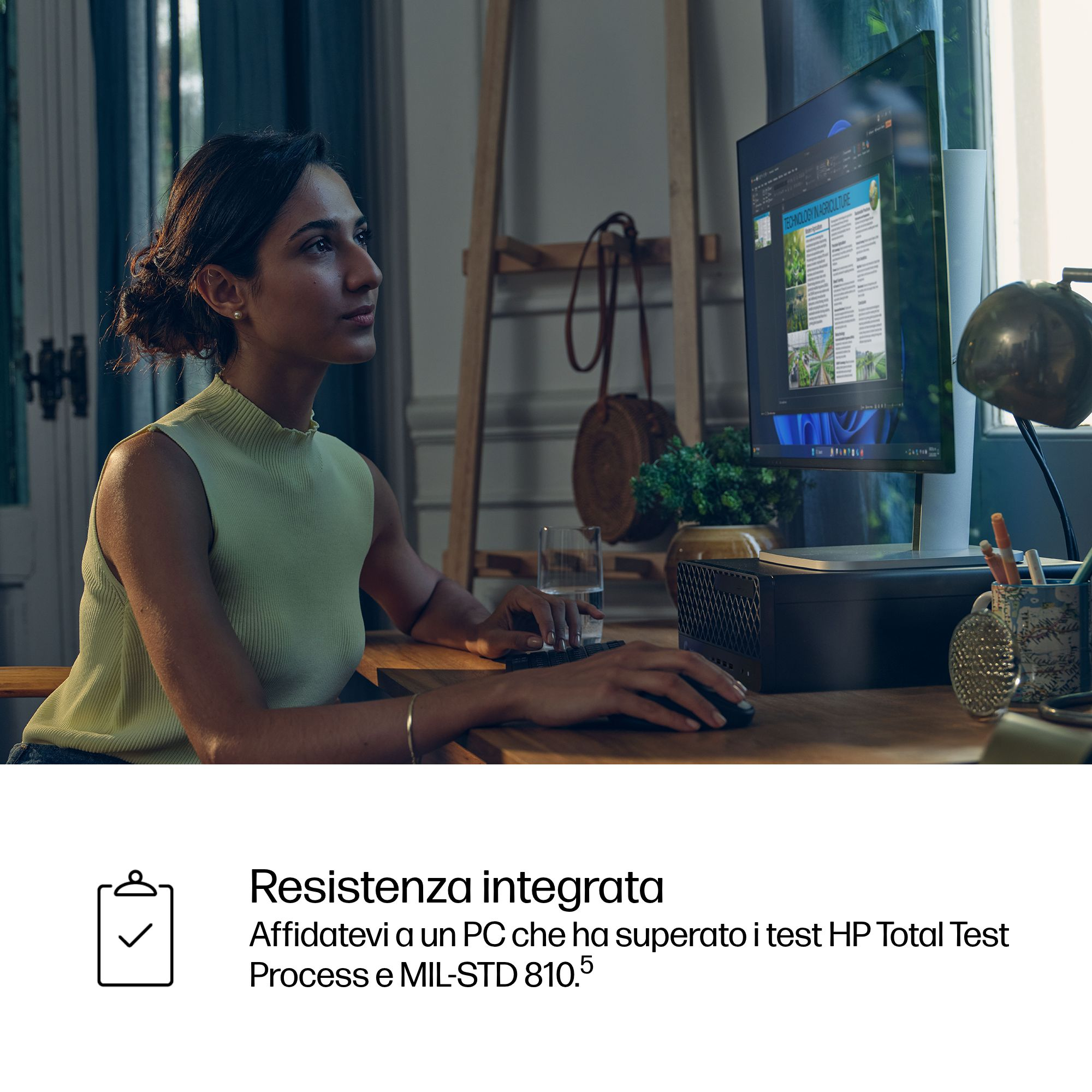 Donna lavora al computer; schermo mostra tecnologia in agricoltura.