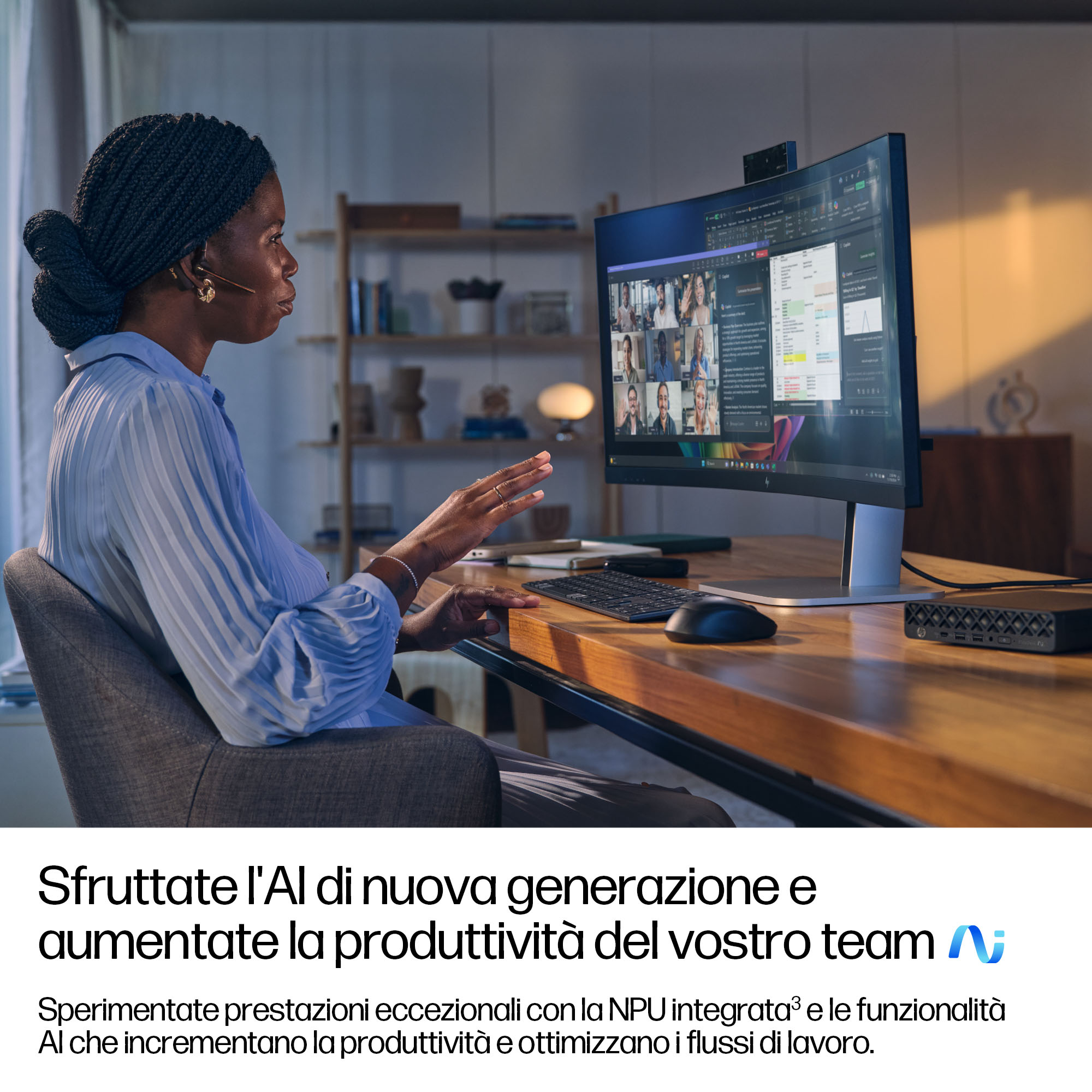 Una donna partecipa a una videochiamata, a una scrivania con un monitor.
