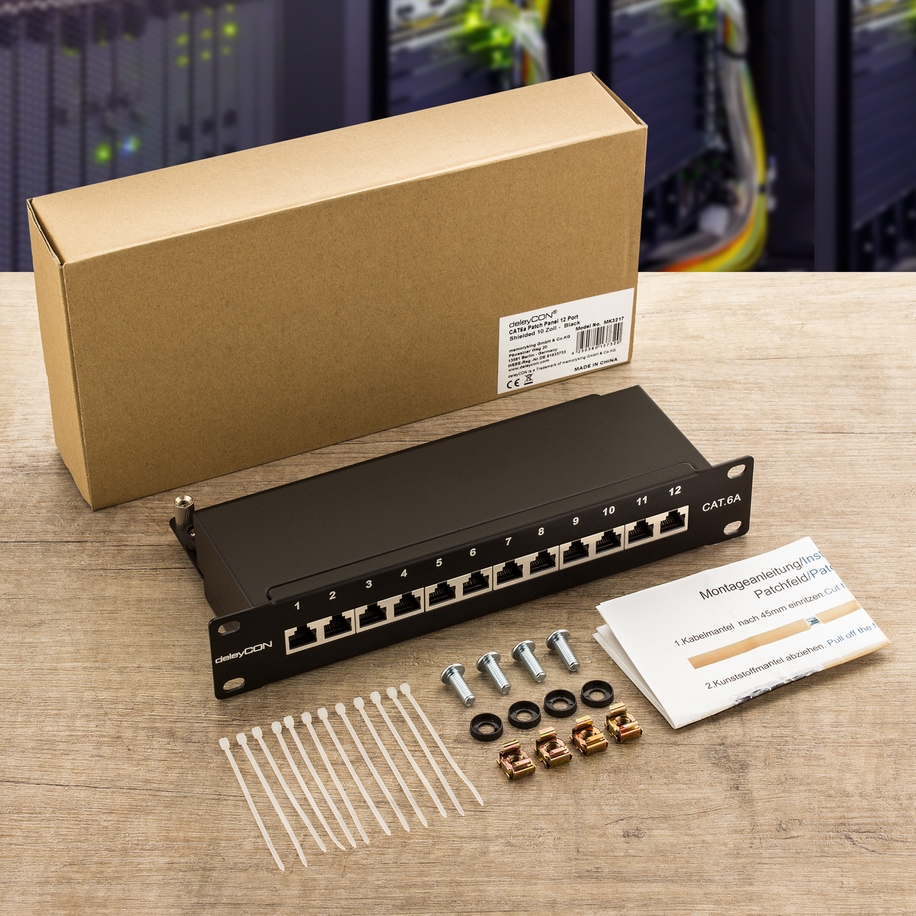 Ein deleyCON CAT6a 12-Port Patchfeld, Karton und Zubehör auf Holz.