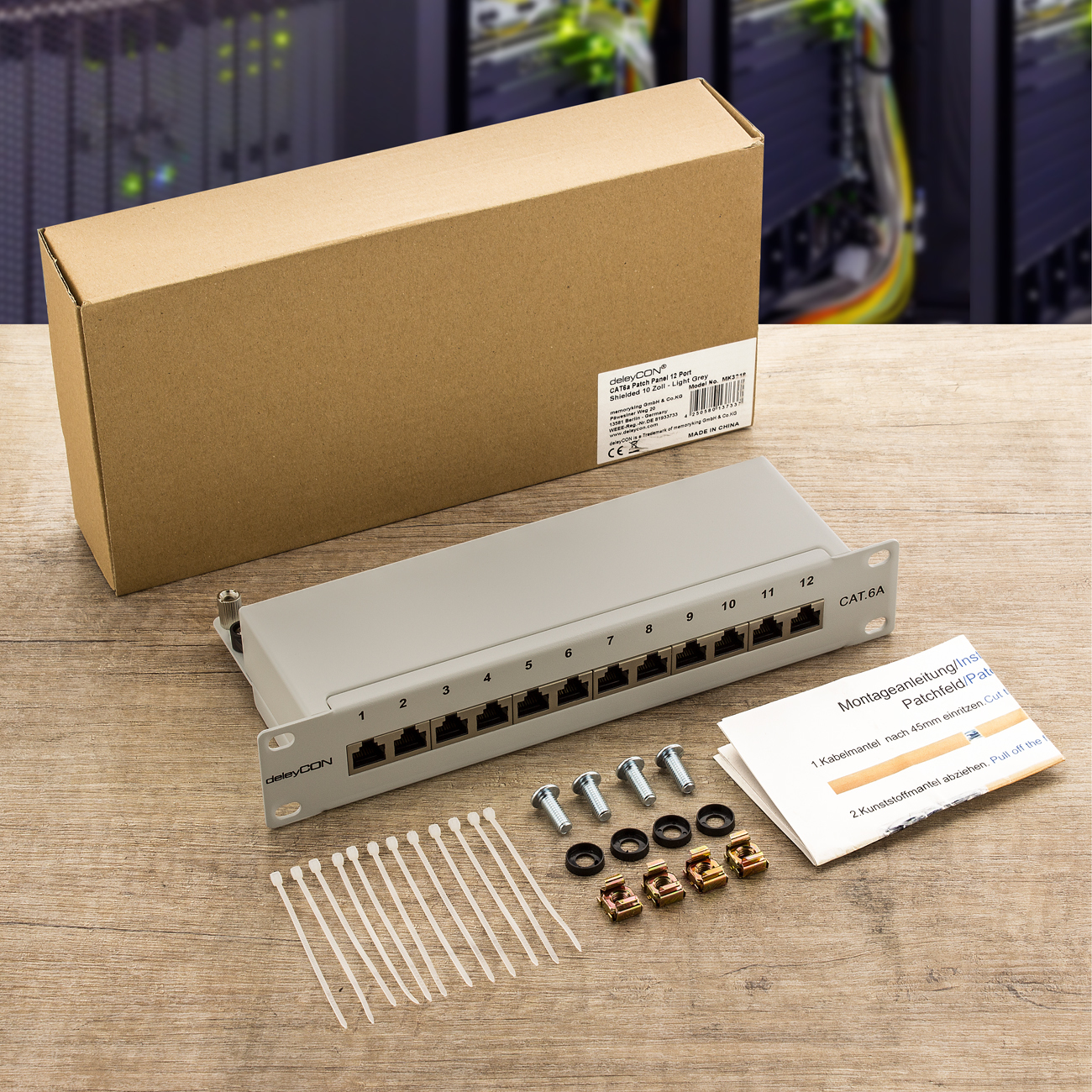 12-Port CAT6a Patchpanel mit Zubehör: Schrauben, Kabelbinder, Anleitung auf Holztisch.
