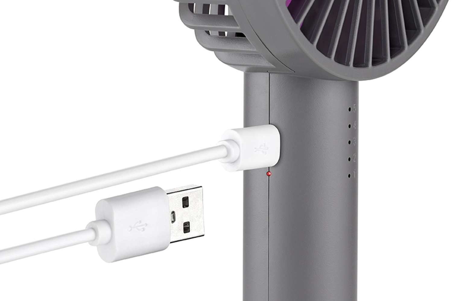Ein weißes USB-Kabel ist in einen grauen tragbaren Ventilator eingesteckt. Ein kleines rotes Licht zeigt das Aufladen an.