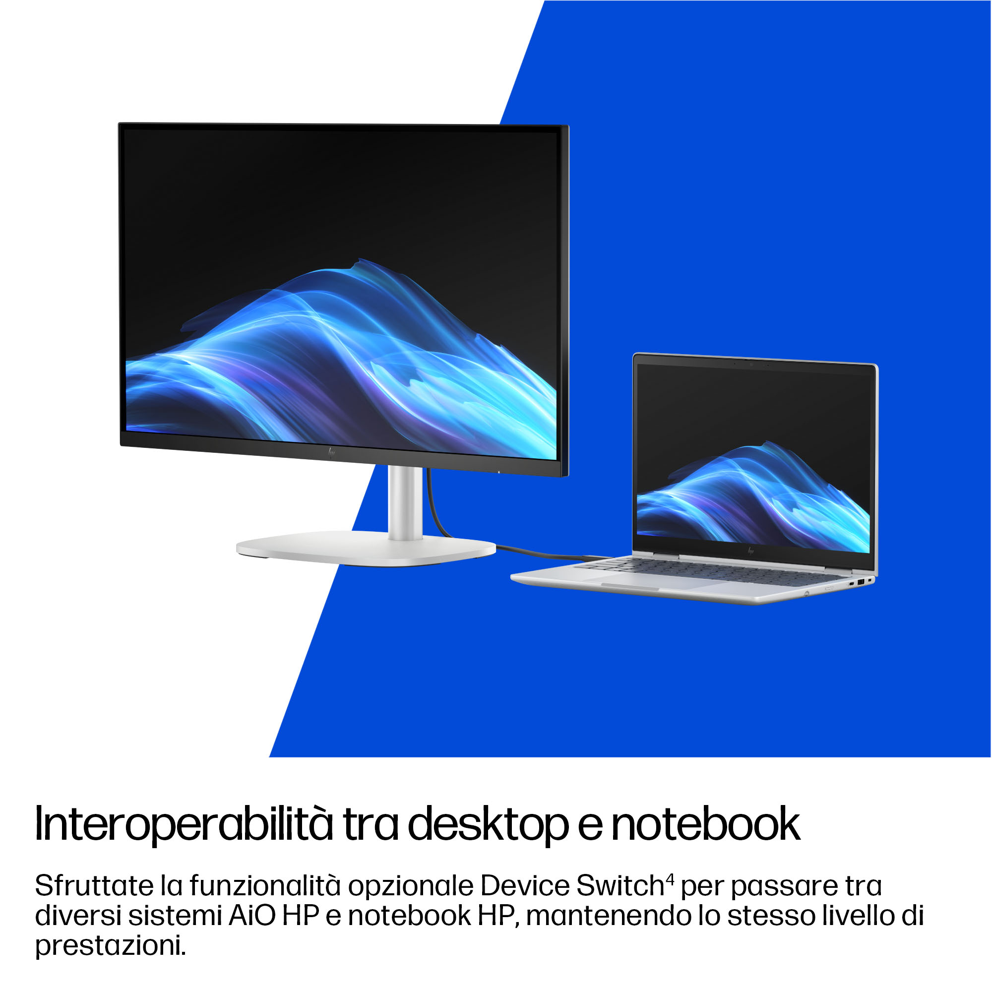 Ein Desktop-Monitor und ein Laptop nebeneinander mit abstraktem blauen Hintergrund.