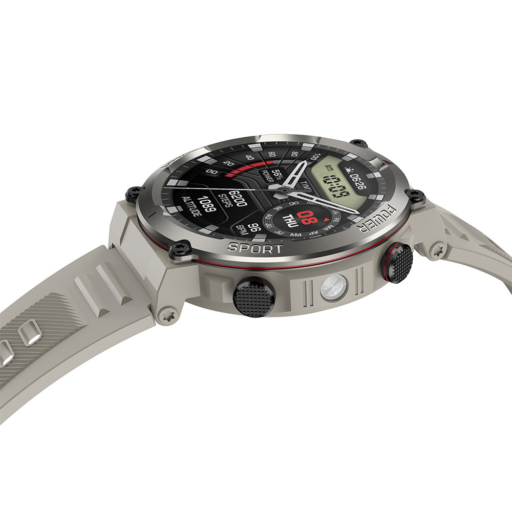 Uno smartwatch sportivo con cinturino grigio e schermo rotondo con ghiera grigia che mostra ora, passi e altitudine.