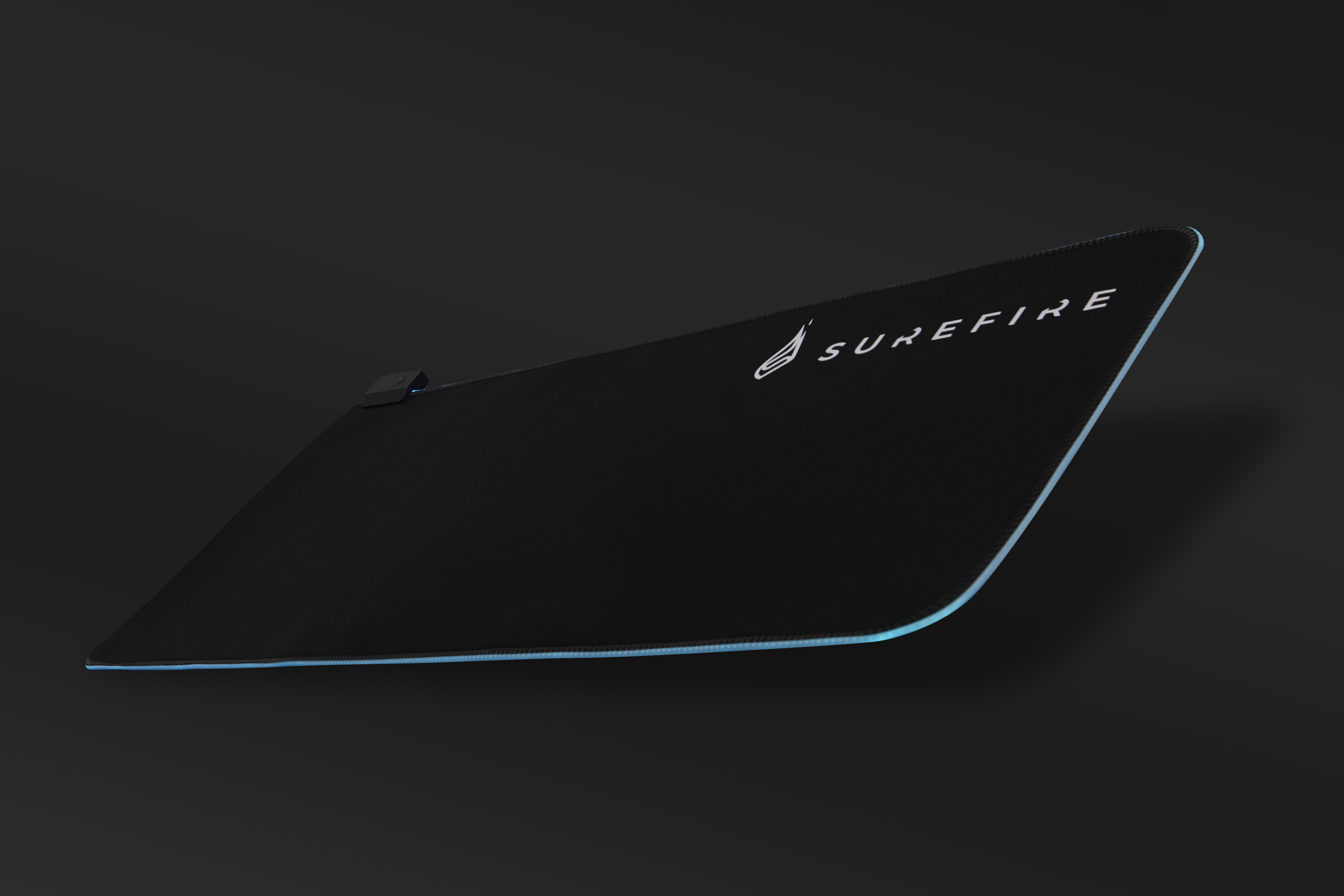 Czarna podkładka pod mysz gamingowa Surefire z niebieskim podświetleniem krawędzi LED i logo.