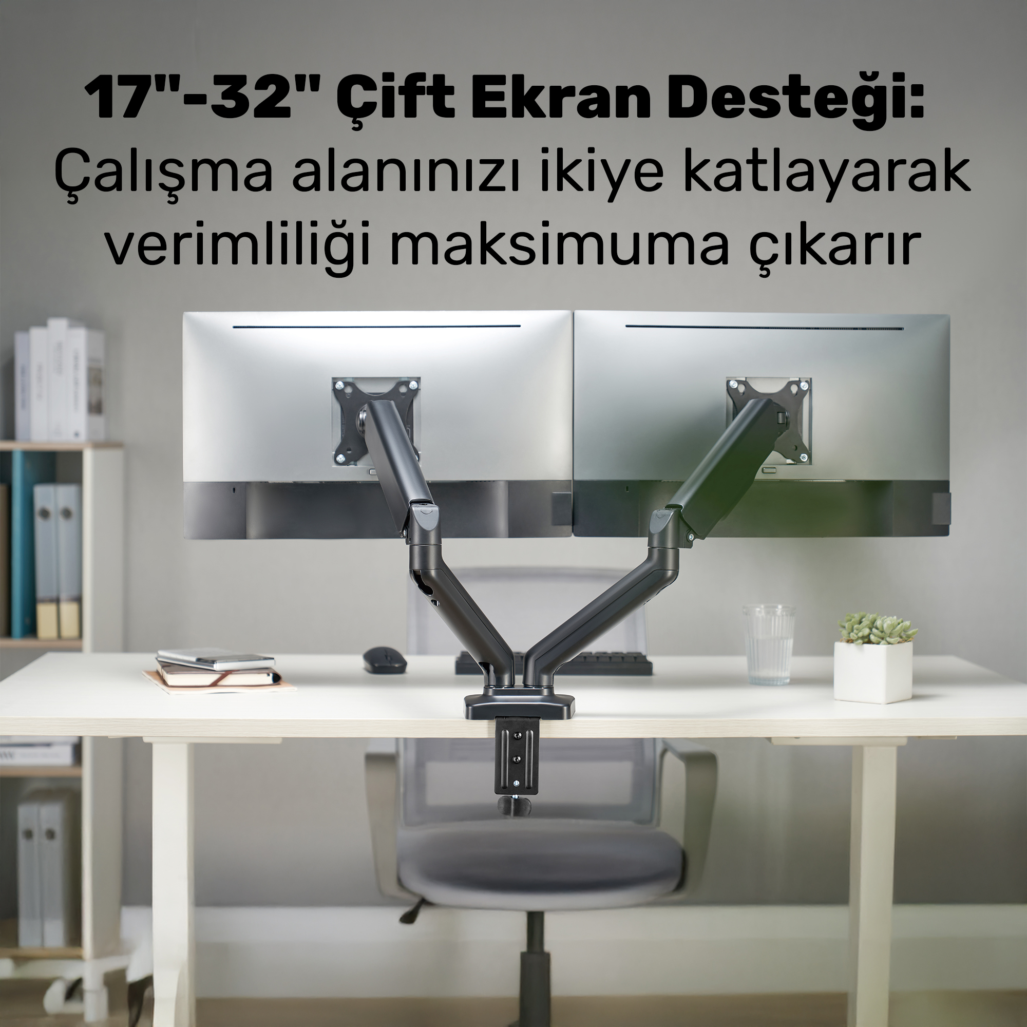 Siyah çift kollu masa montajına takılmış iki monitörlü bir masa.