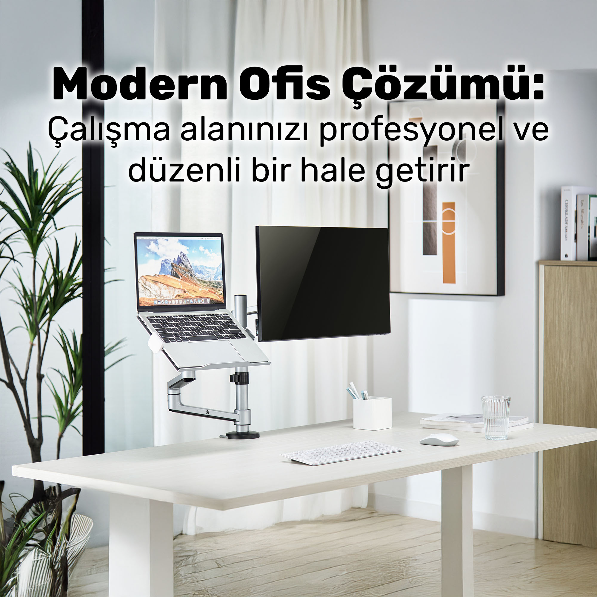 Laptop, monitör, klavye, fare ve bitkiyle modern ofis düzeni.