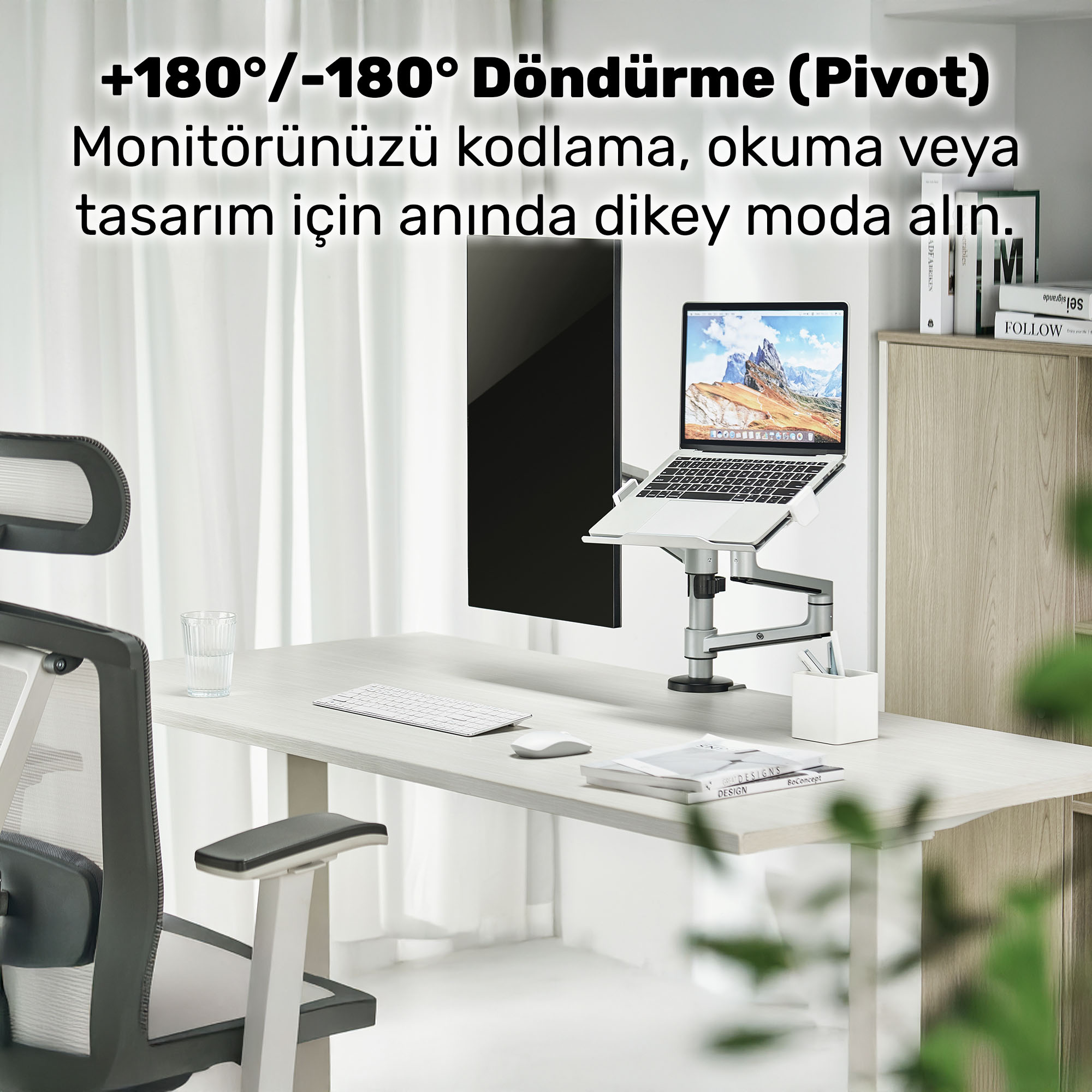 Laptop ve dikey monitör tutan monitör kollu bir masa.