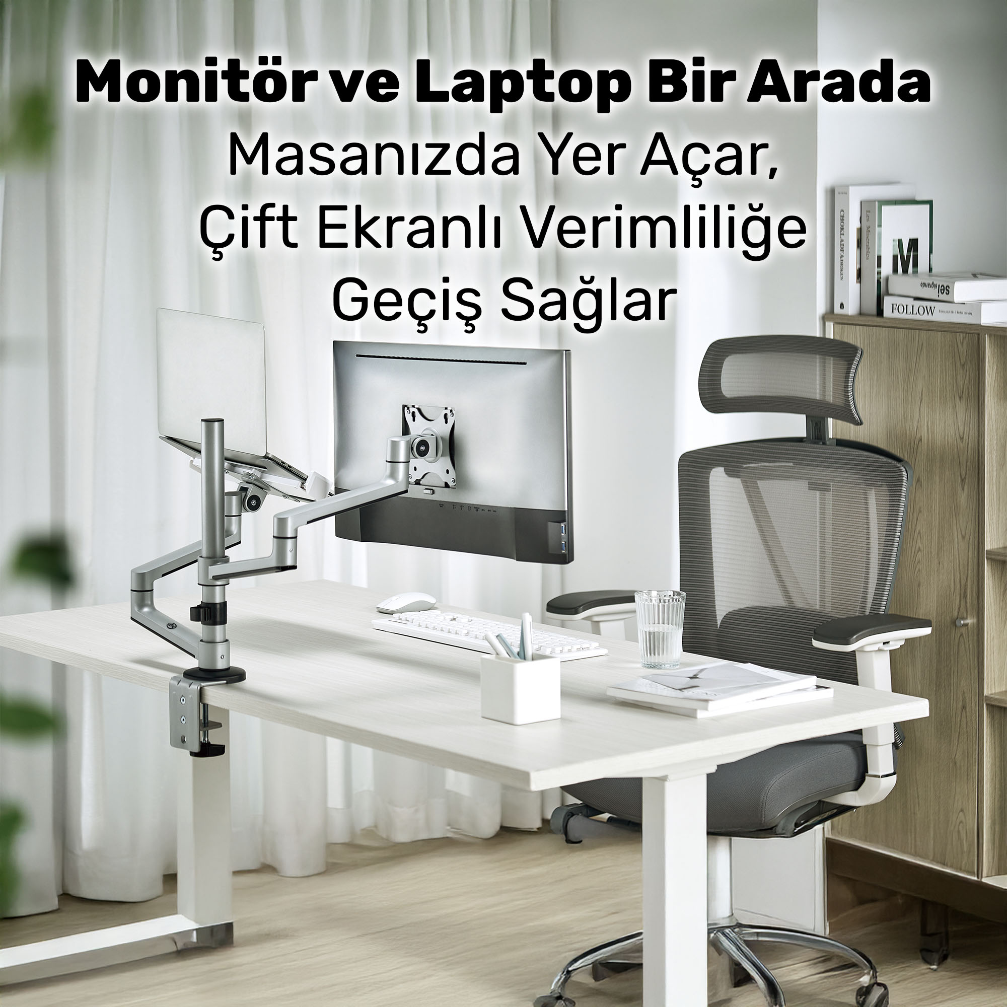 Monitör, laptop, klavye, fare, sandalye ve su bardağı olan bir masa kurulumu.