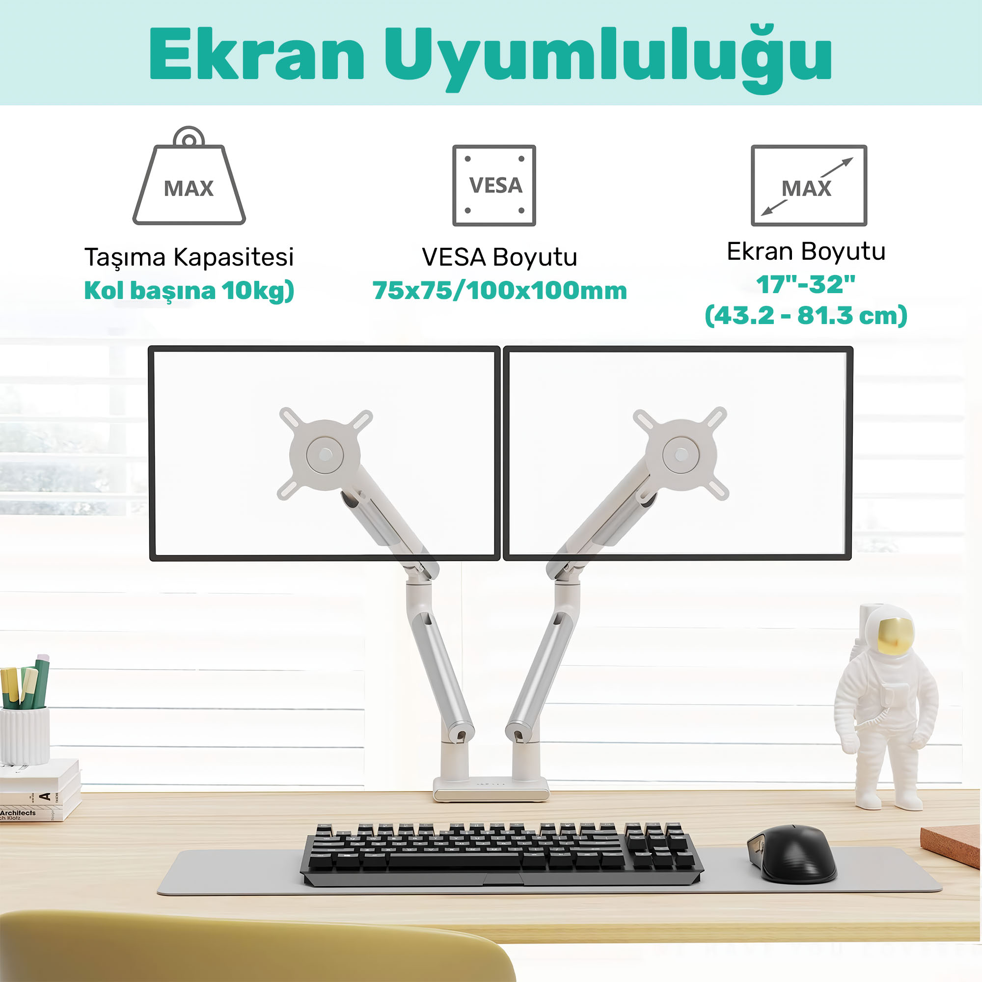 İki monitörlü, klavyeli, fareli ve astronot figürlü bir masa.