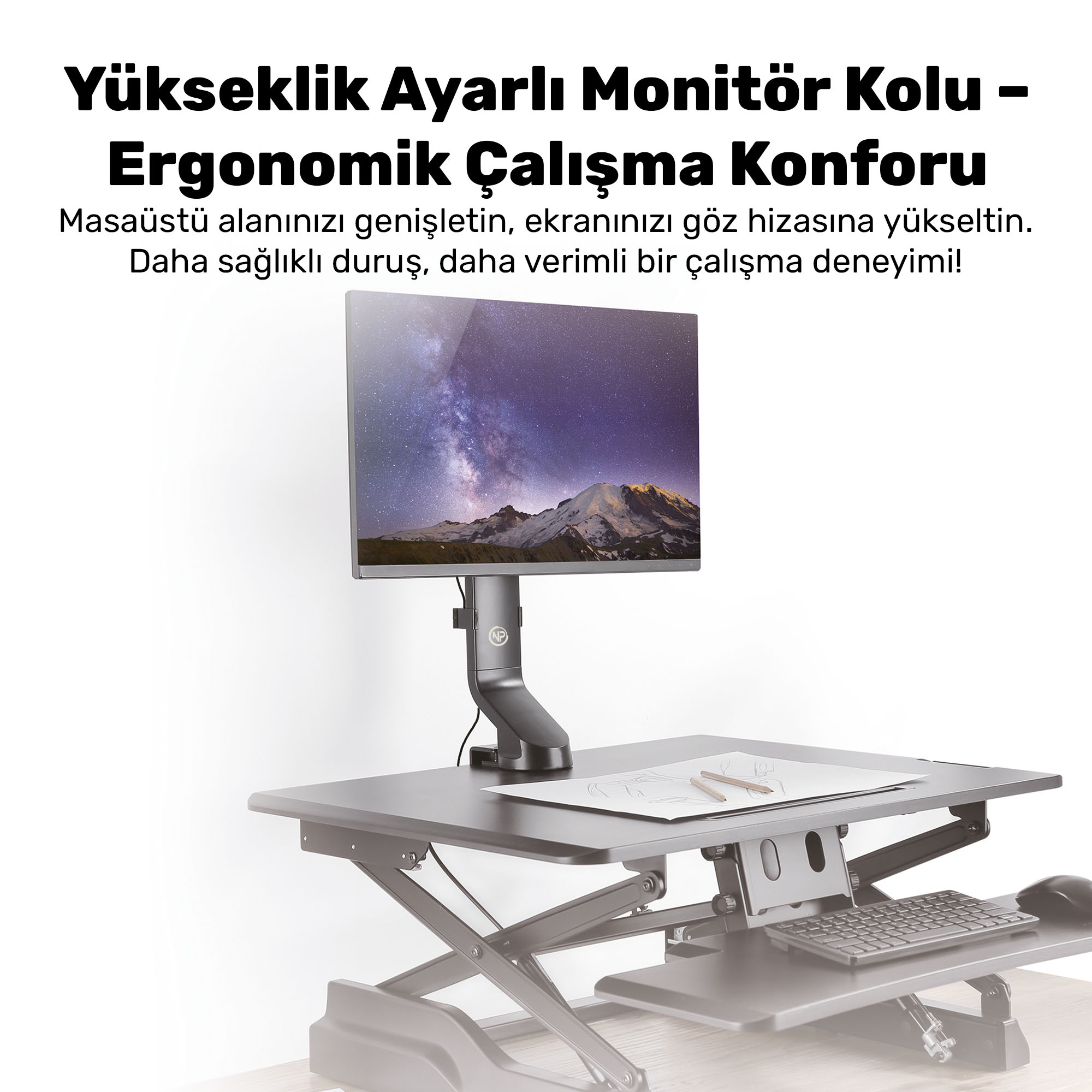Yüksekliği ayarlanabilir monitör kolu, klavyeli ve fareli bir masada duruyor.