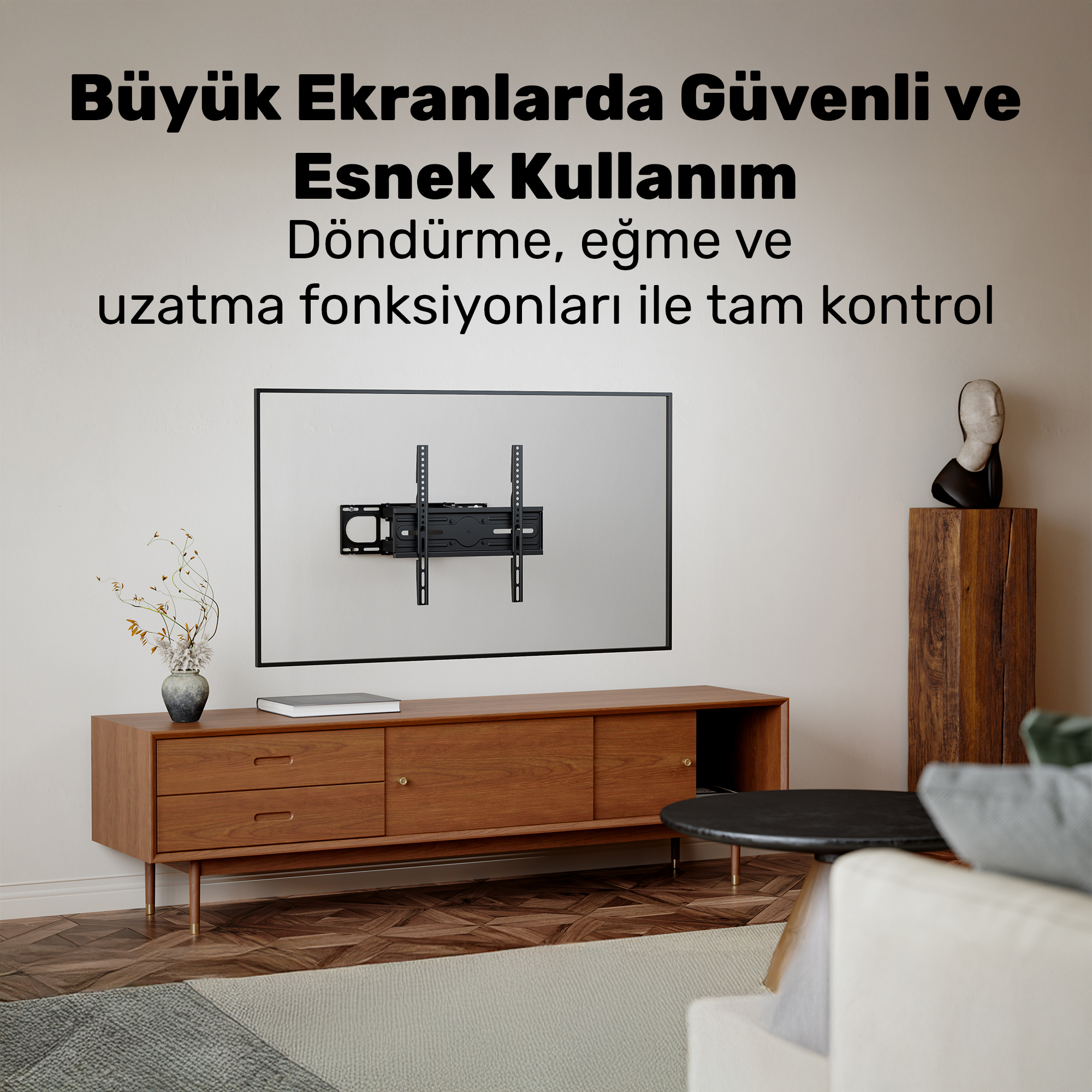Vazo ve kitap bulunan ahşap TV ünitesi üzerinde duvara monte edilmiş TV askısı.