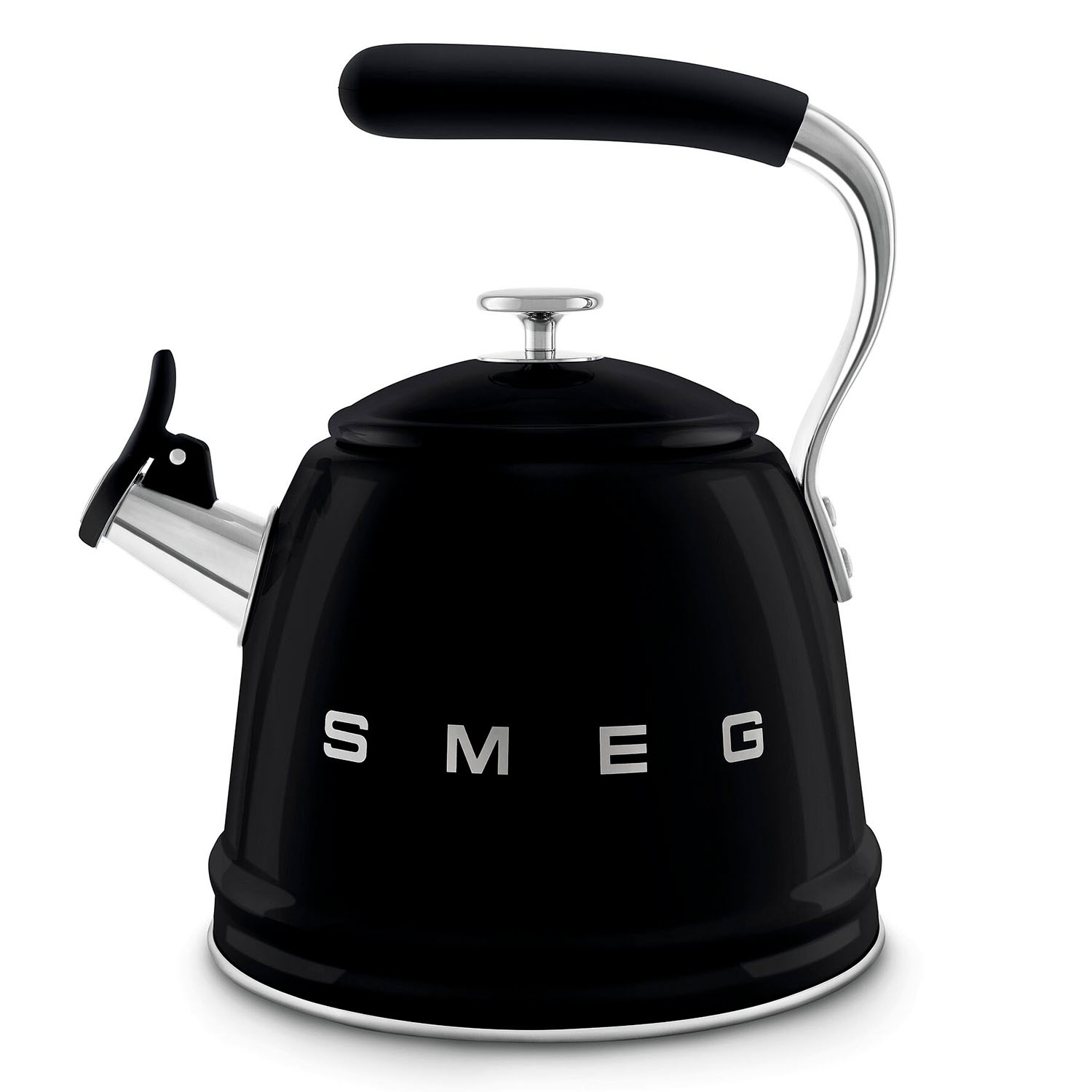 Gümüş saplı ve kapaklı siyah Smeg su ısıtıcısı, beyaz zeminde gösteriliyor.