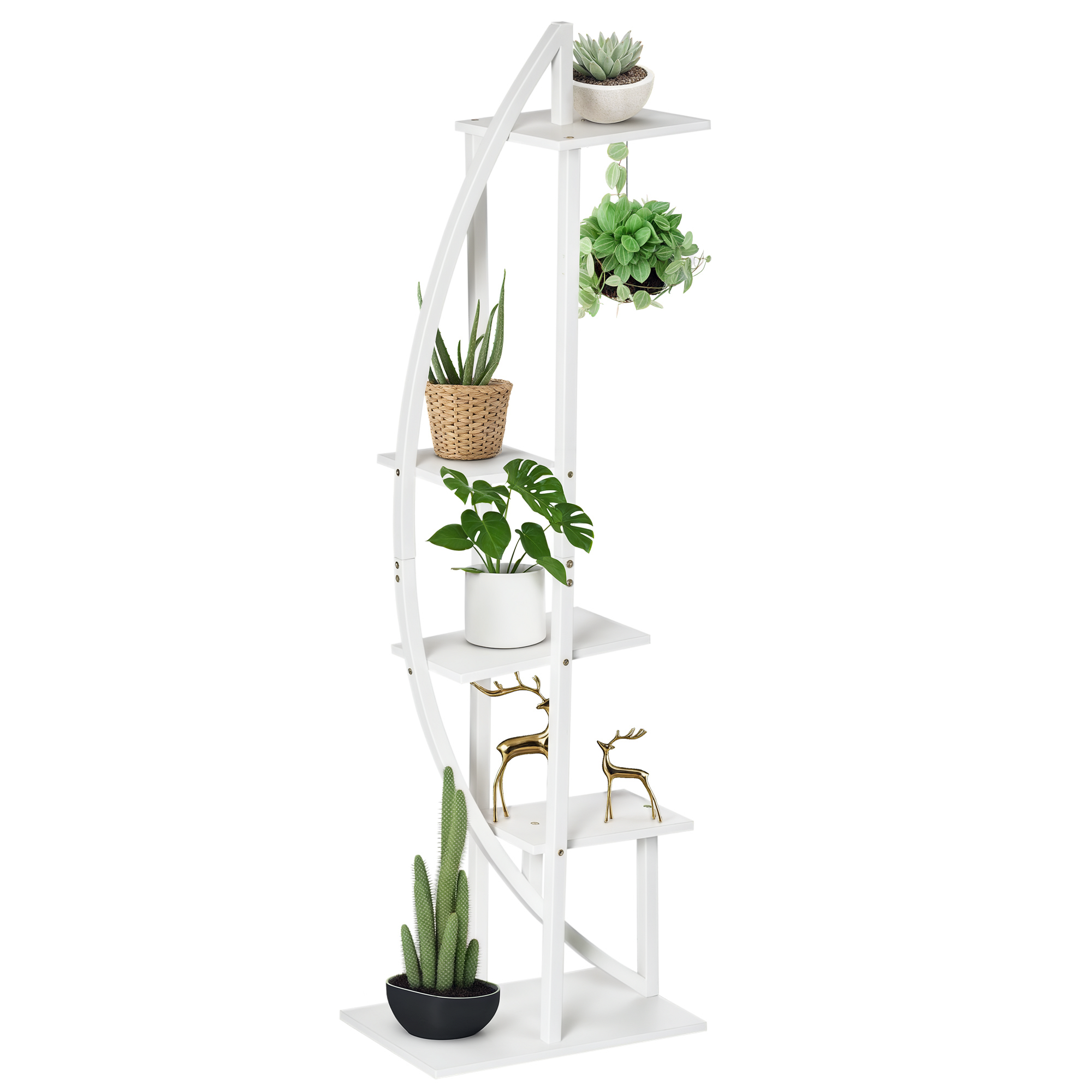 Un espositore per piante bianco a più livelli con varie piante in vaso e decorazioni di cervi.
