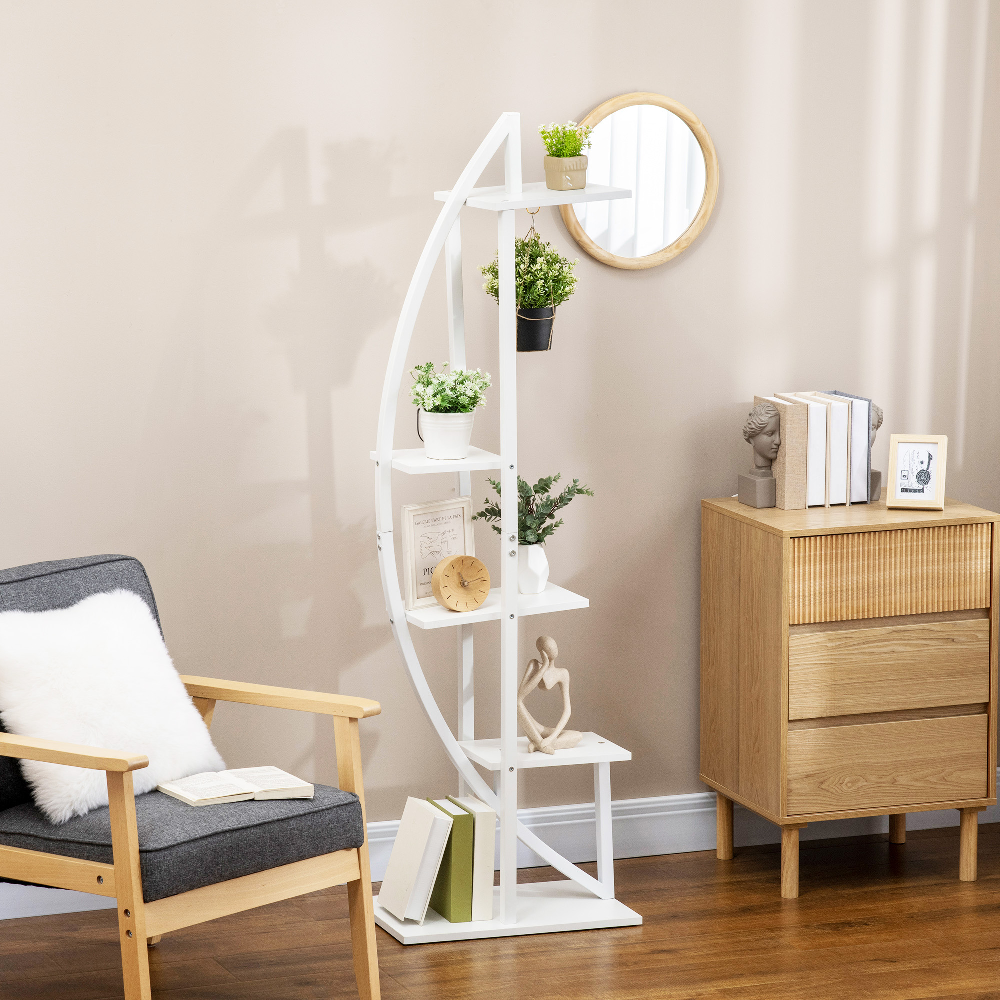Un soggiorno moderno con poltrona grigia, scaffale bianco con piante e mobile in legno.