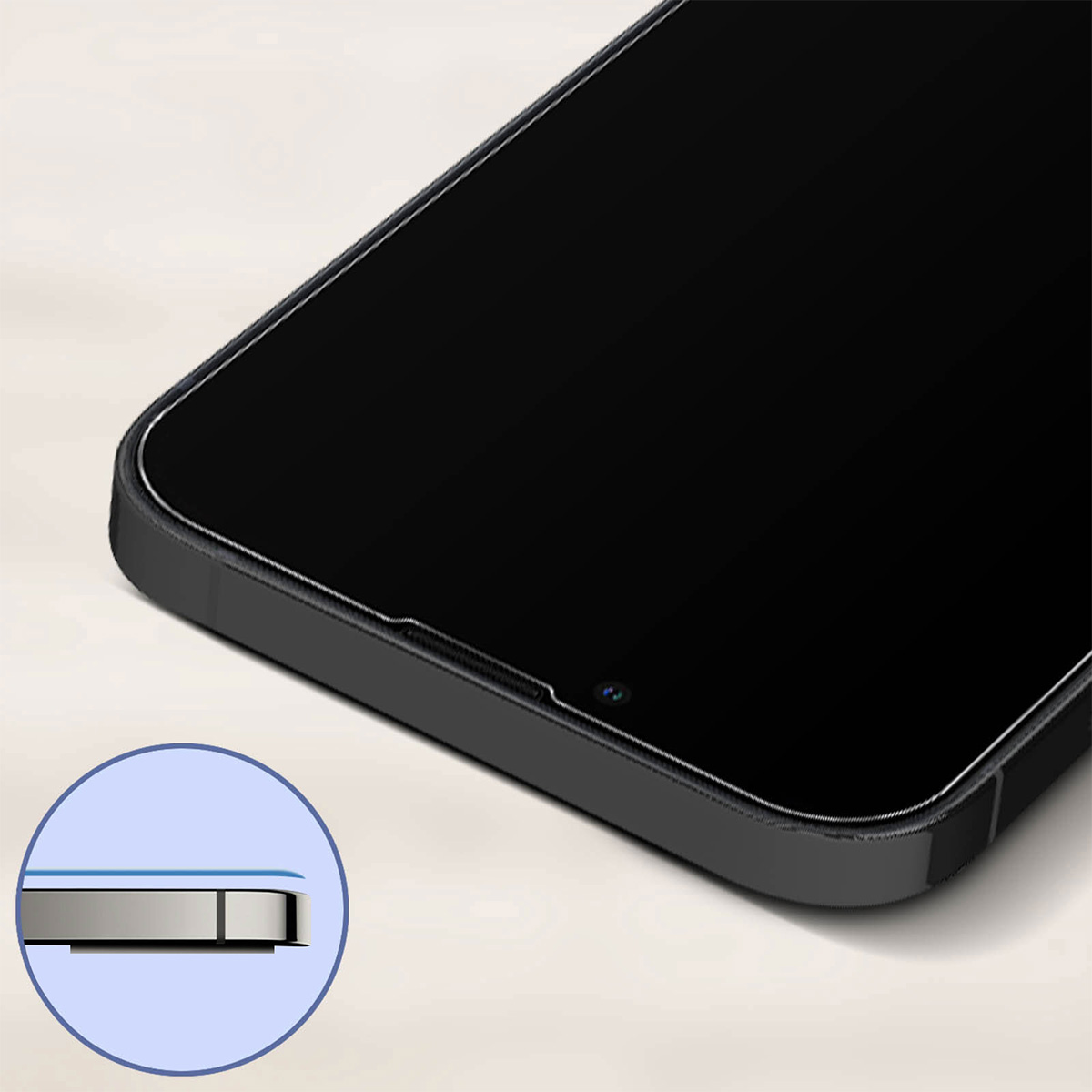 Gros plan d'un smartphone noir montrant son bord et une vue agrandie du protecteur d'écran.