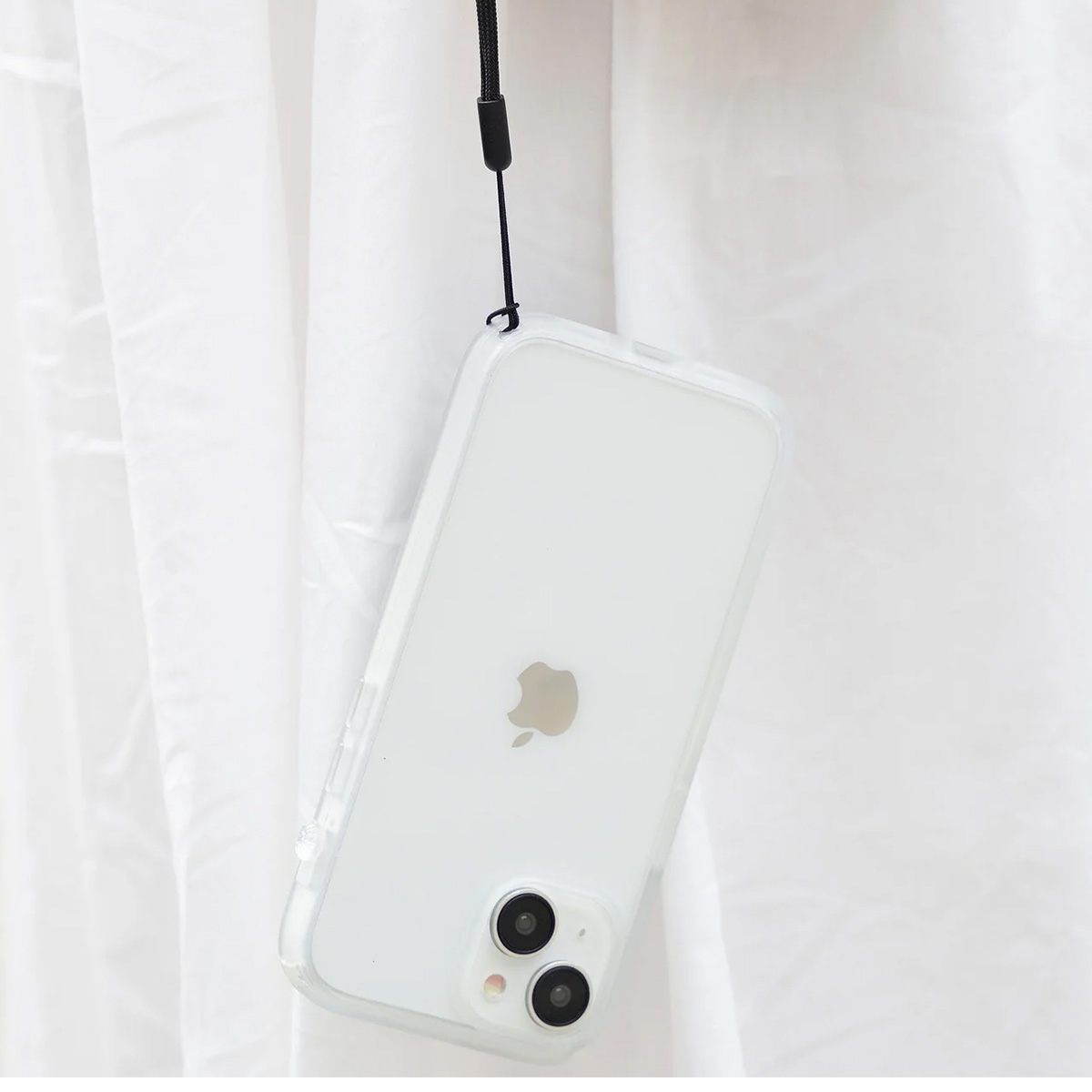 Uno smartphone bianco in custodia, appeso a un laccetto.
