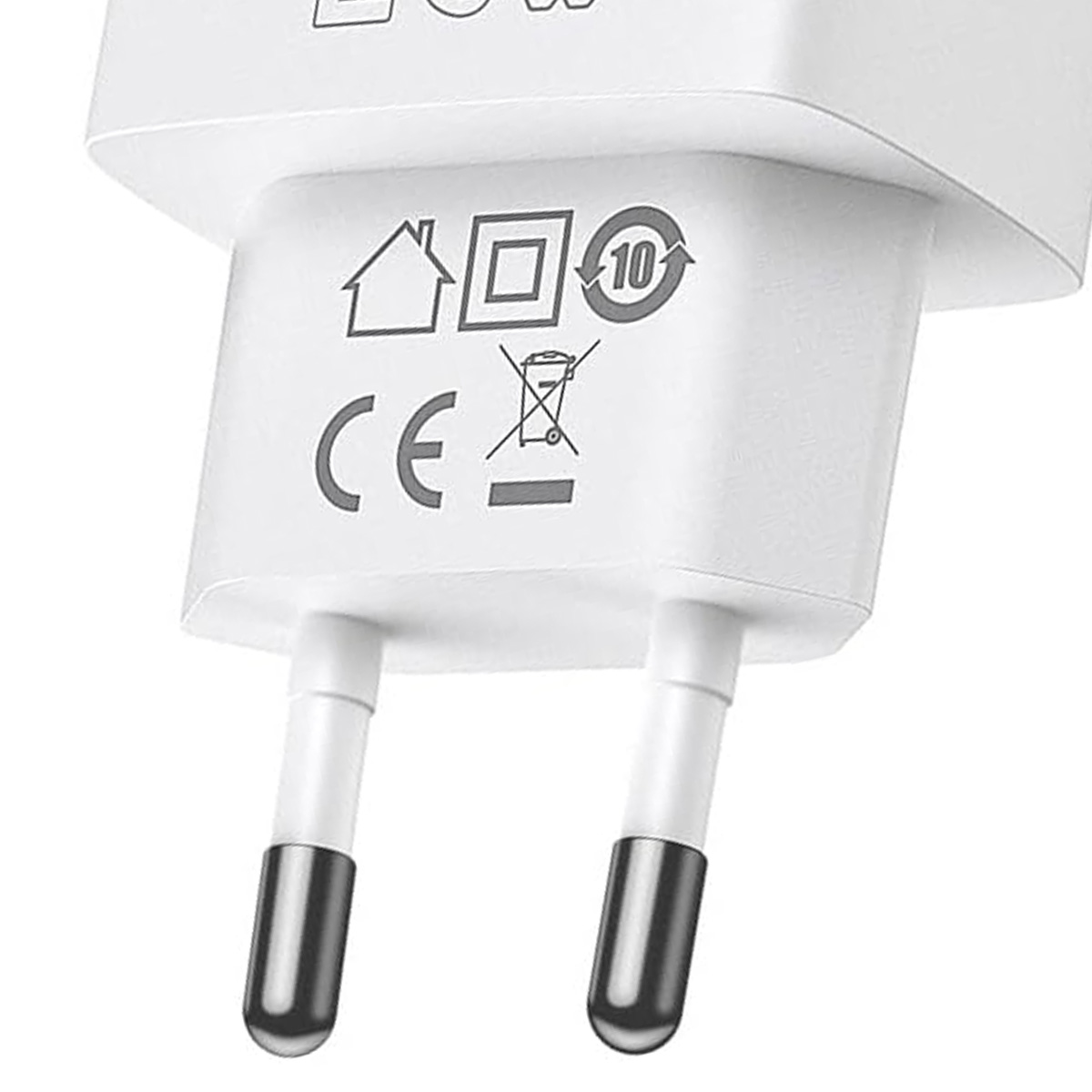 Zbliżenie białej wtyczki z oznaczeniem CE i symbolem recyklingu.