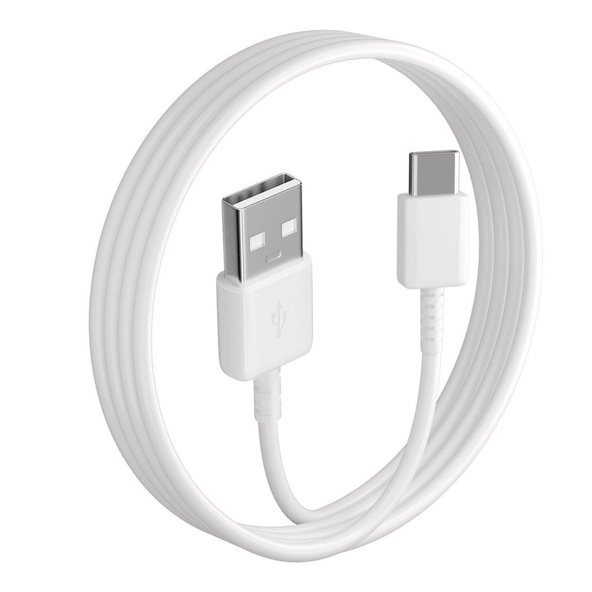 Un cavo USB-A a USB-C bianco, arrotolato su sfondo bianco.