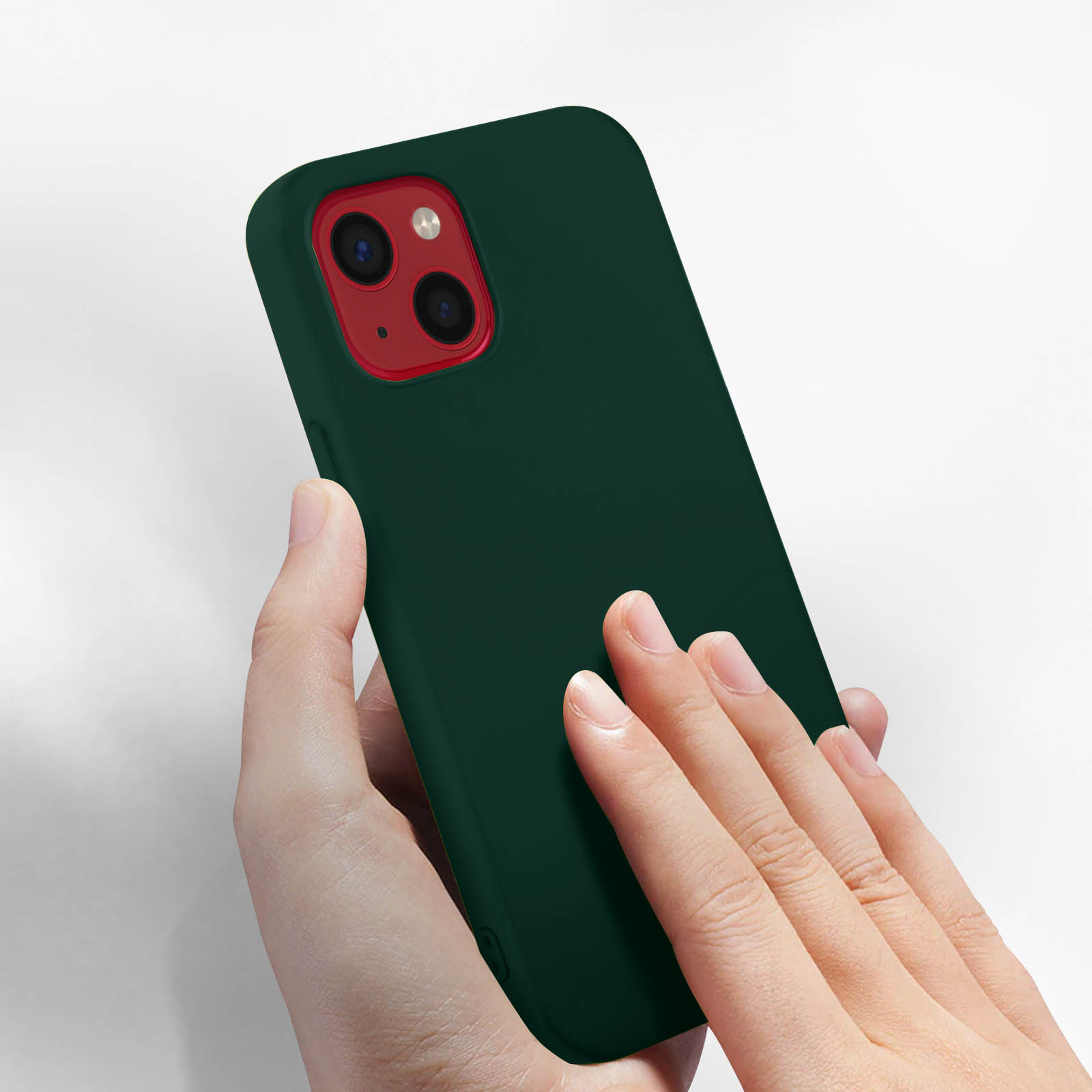 Custodia verde scuro per telefono con modulo fotocamera rosso, tenuta in mano.
