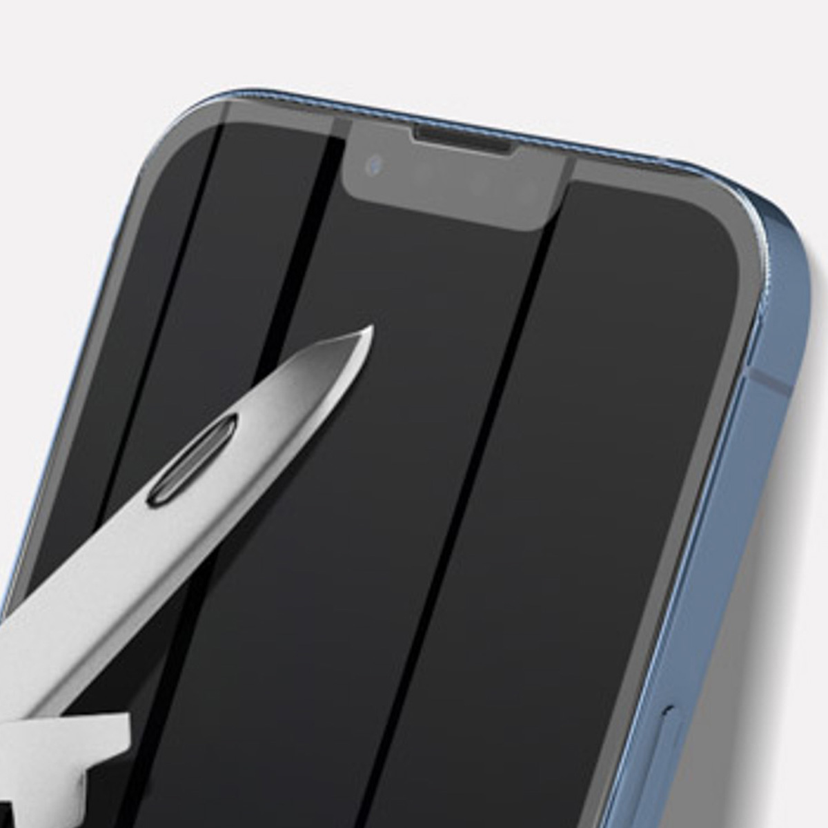 Uno stilo argentato poggia sullo schermo di uno smartphone blu, angolato.