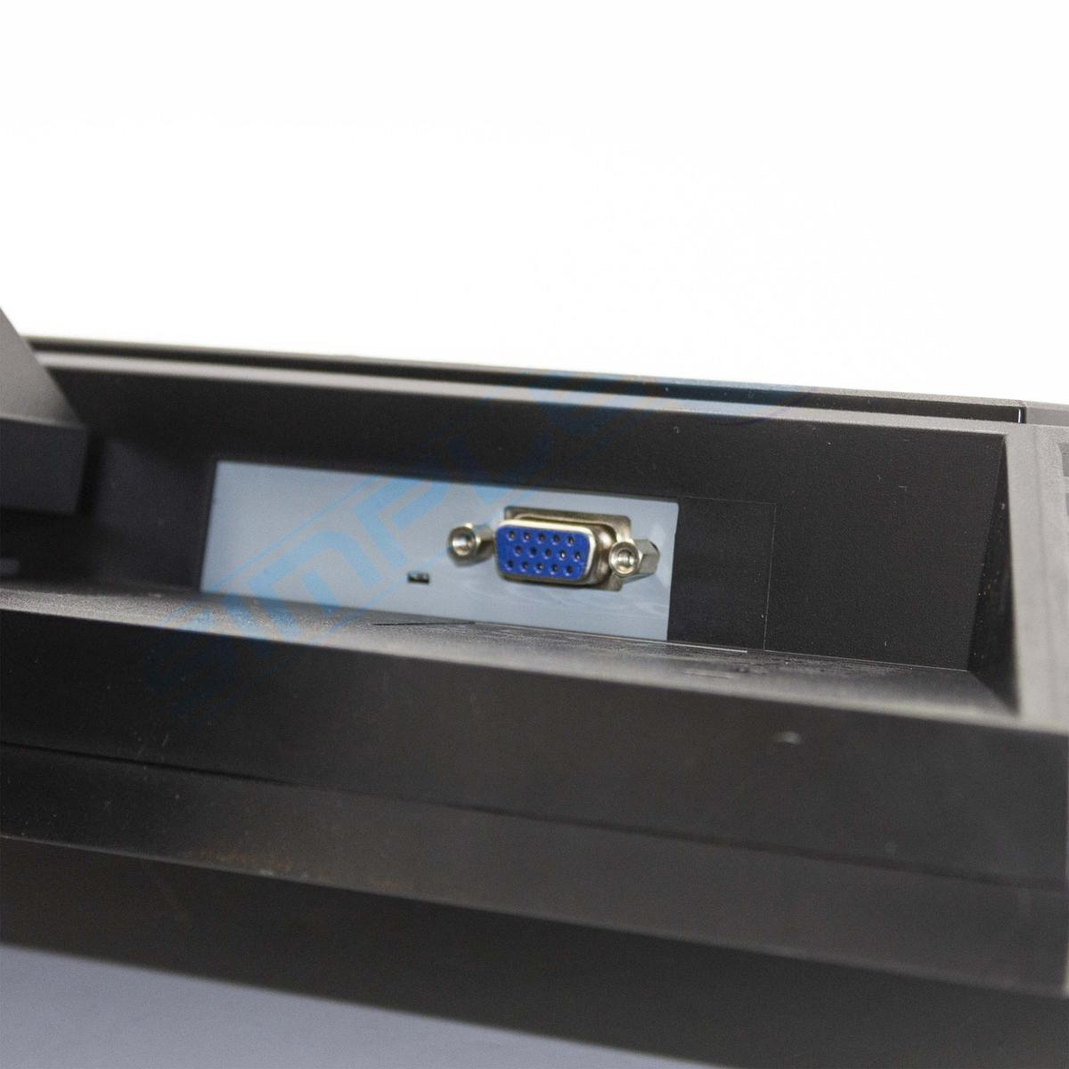 Primo piano di una porta VGA blu con viti argentate su un dispositivo nero.