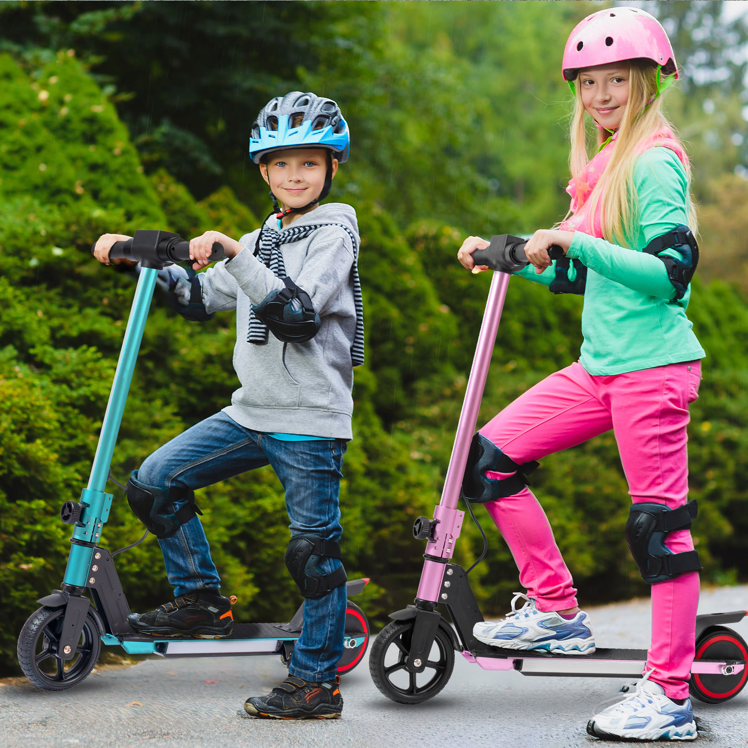Zwei Kinder mit Schutzhelmen und Rollern im Freien bei Regen.