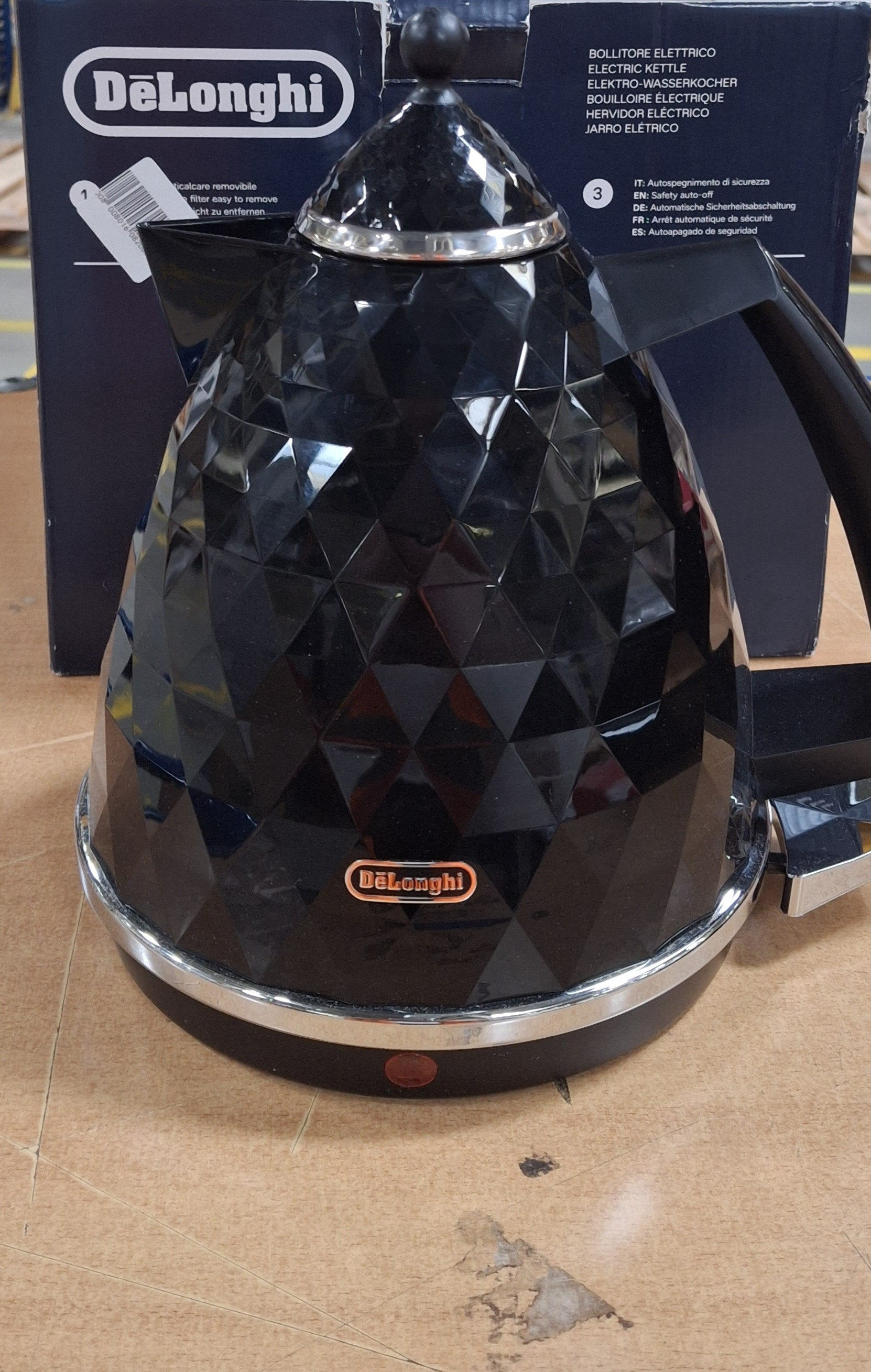 Czajnik DeLonghi czarny, fasetowany, ze srebrnymi akcentami.