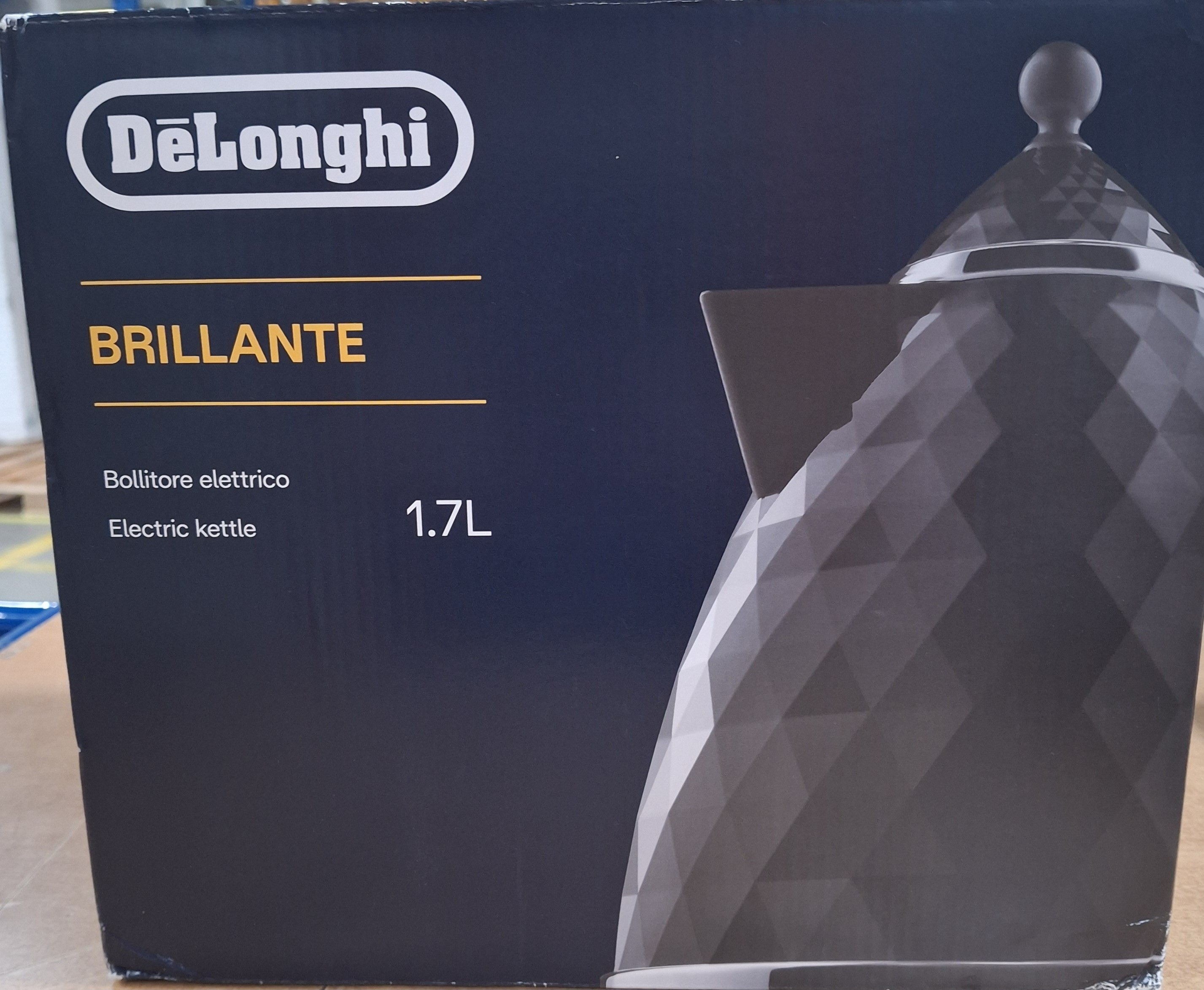 Pudełko szarego czajnika elektrycznego DeLonghi Brilliante, pojemność 1,7L.
