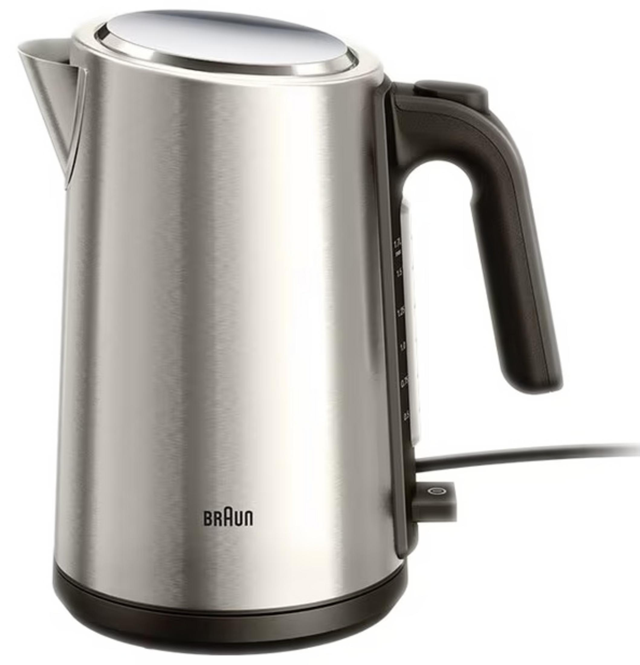 Un bollitore elettrico argentato con manico e base neri, su sfondo bianco.