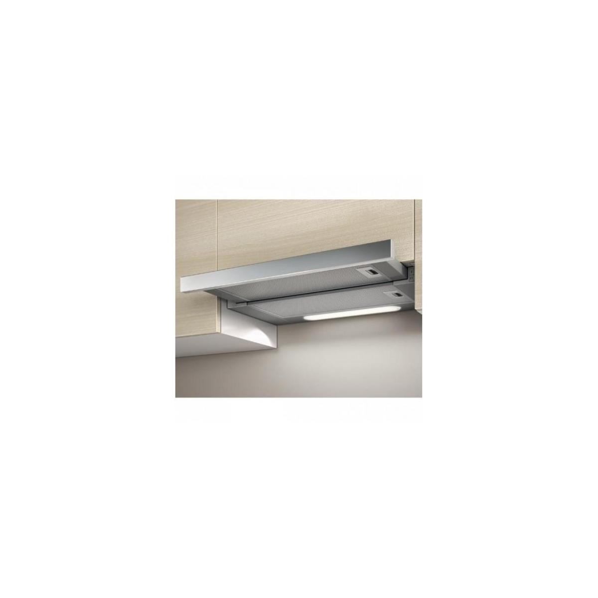 Cappa aspirante in acciaio inox sotto pensili in legno, con luce integrata.