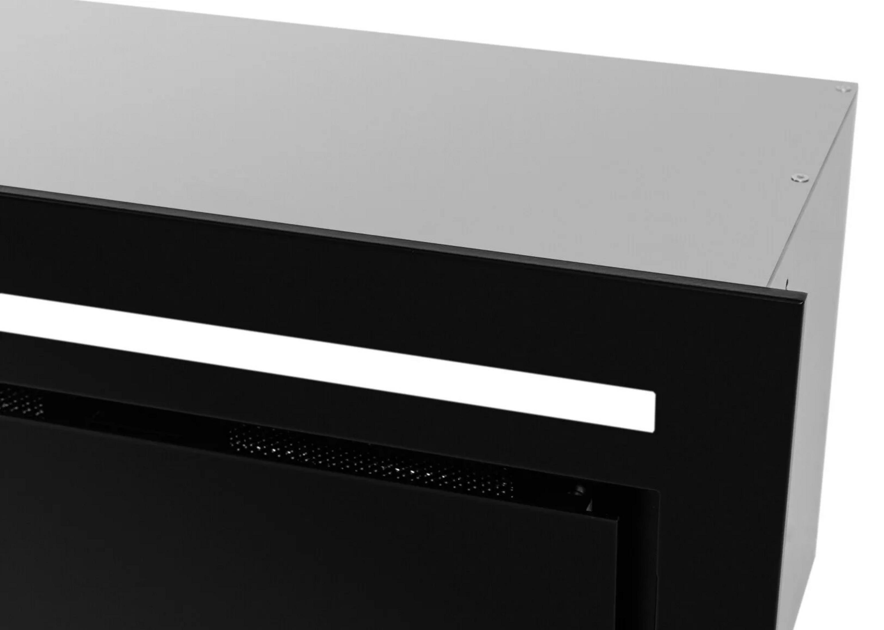 Zbliżenie nowoczesnego kominka z czarnym frontem i listwą świetlną.