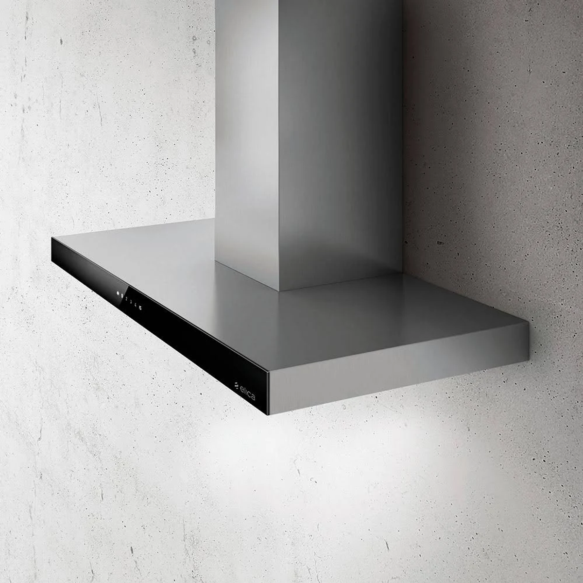 Moderna cappa aspirante in acciaio inox con pannello comandi nero su muro in cemento.