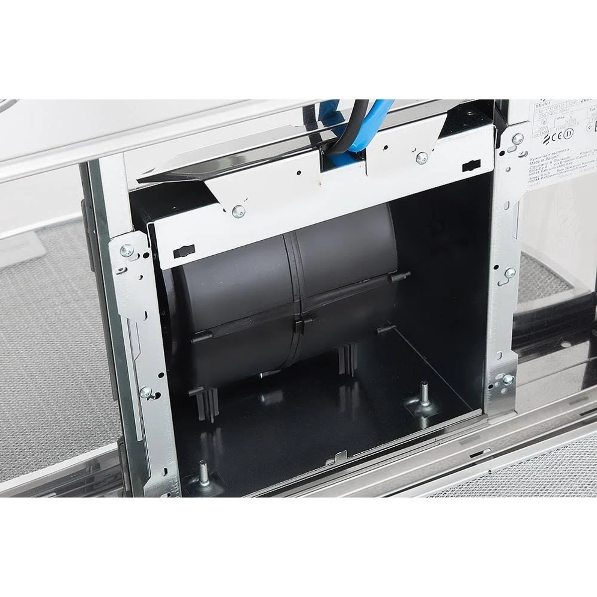 Un motore di ventilatore nero con cavi blu, alloggiato in un telaio metallico.