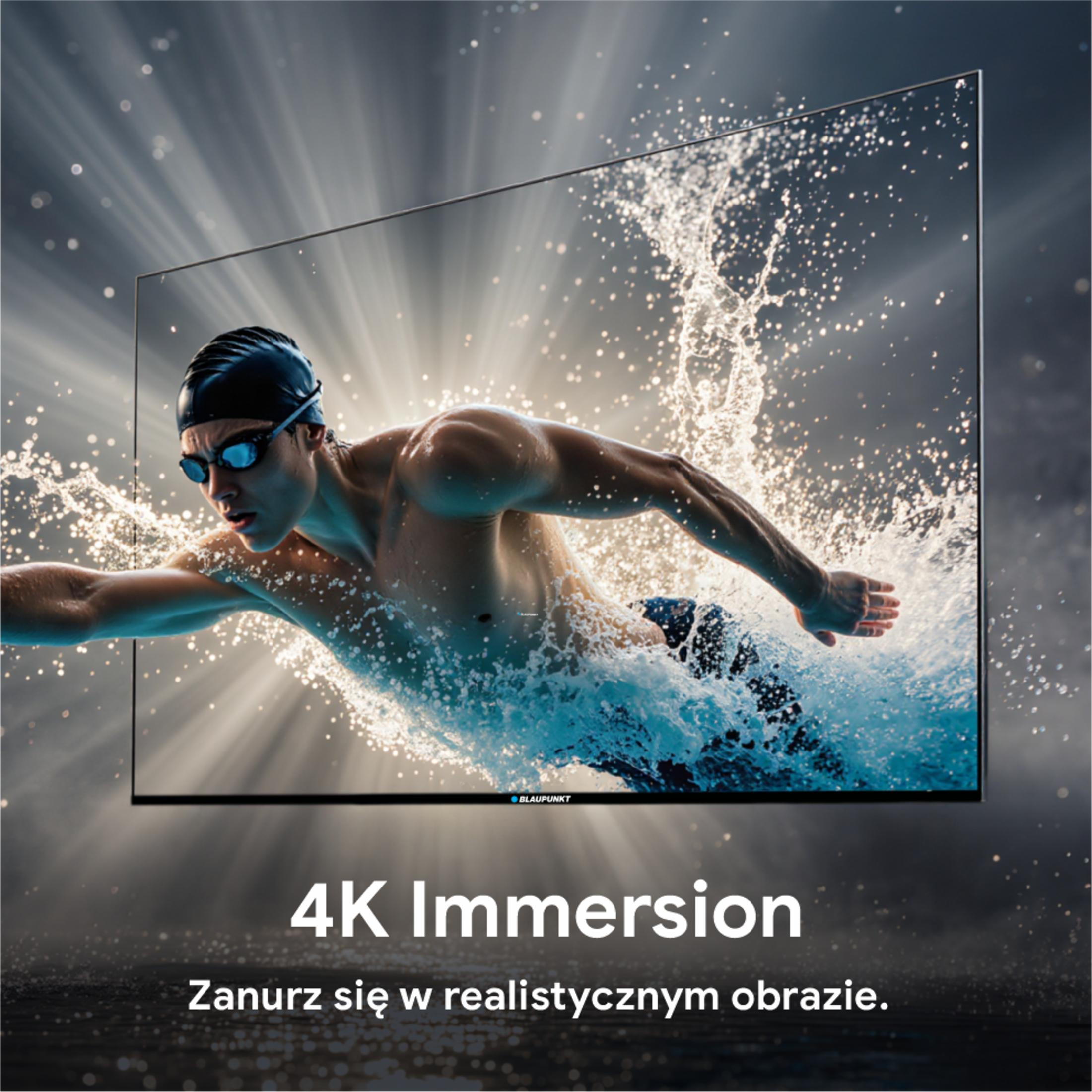 Pływak zanurza się w pluskającej wodzie. 4K Immersion.