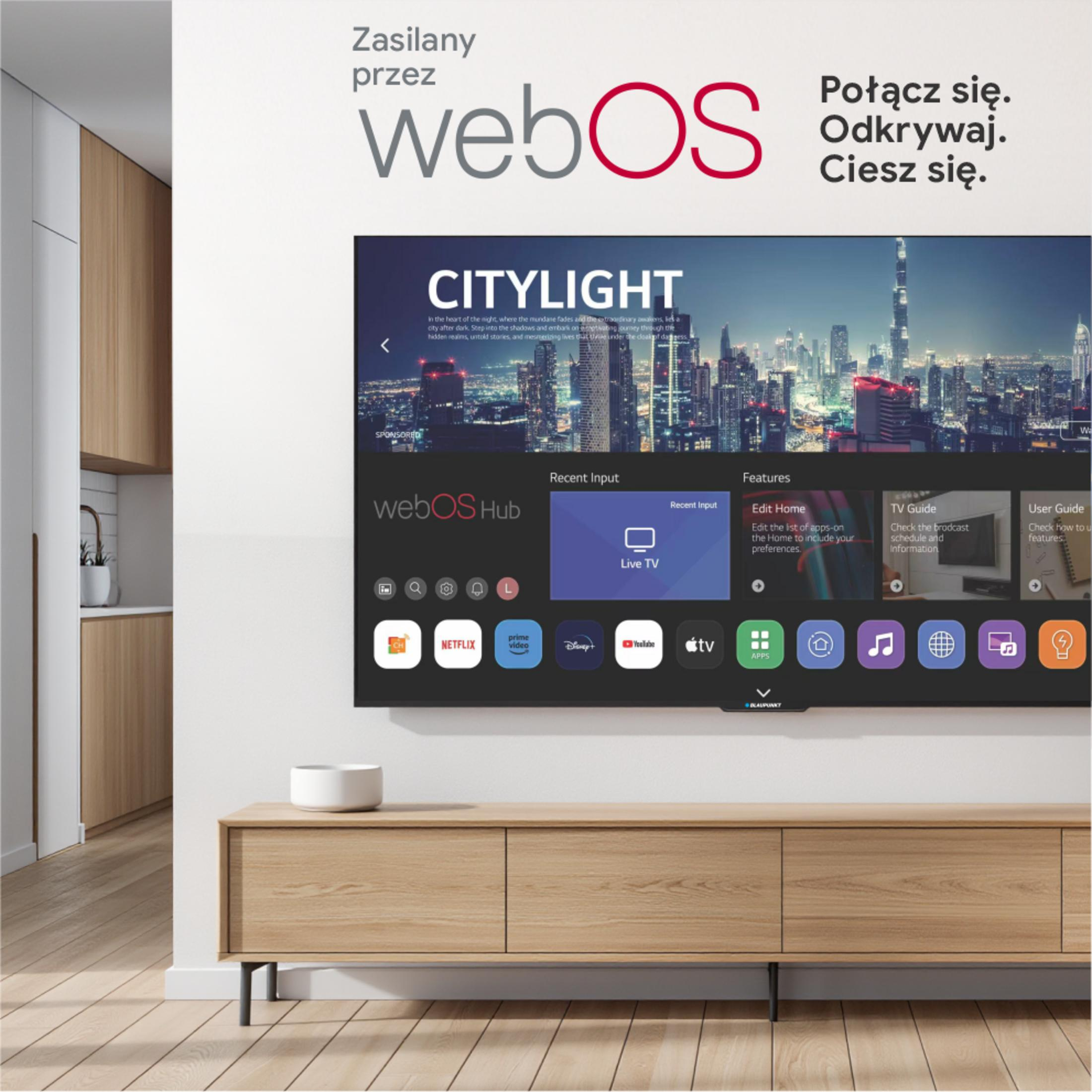 Uno schermo TV mostra l'interfaccia WebOS con app e skyline della città.