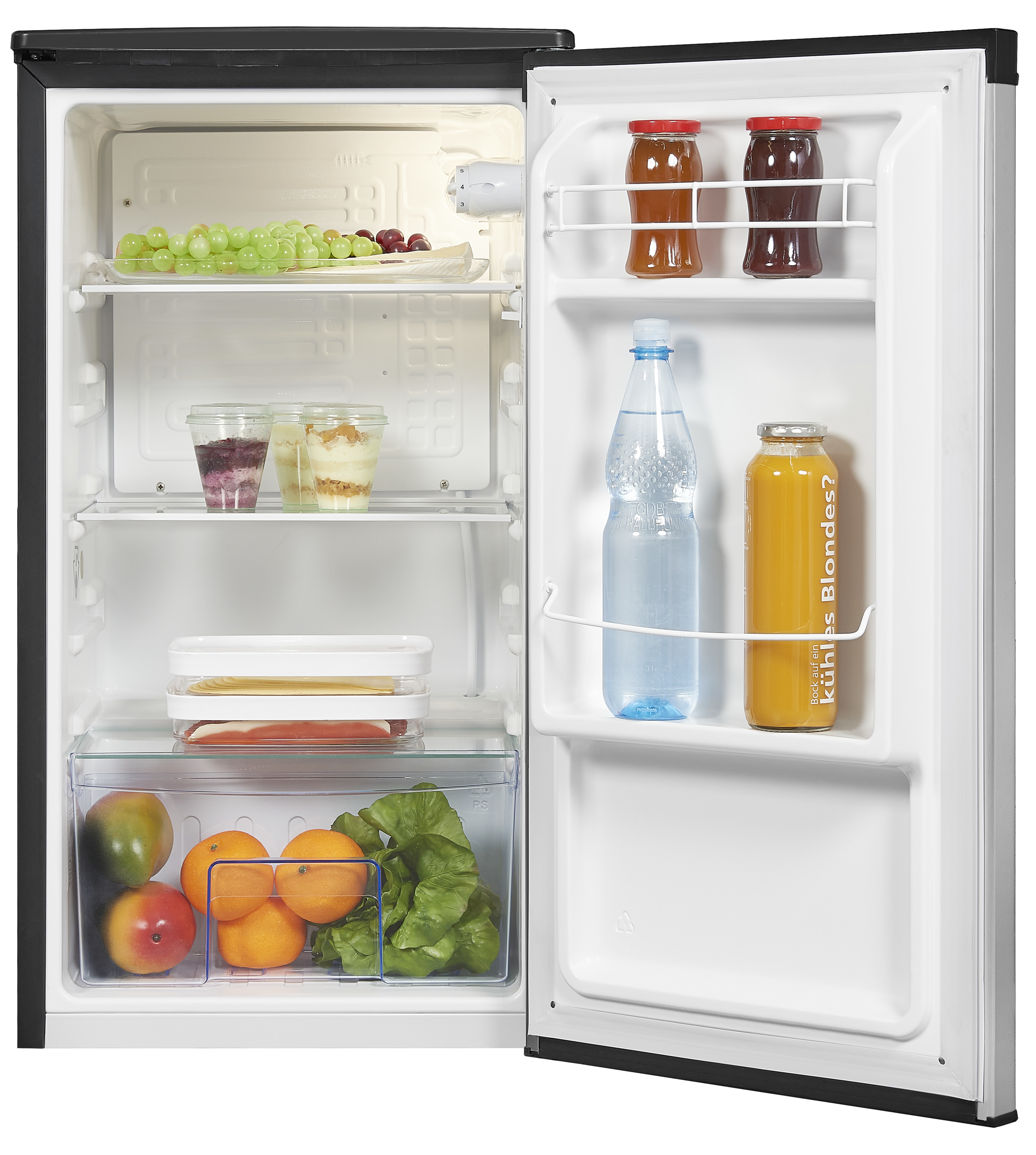 Ein offener Kühlschrank mit Lebensmitteln: Trauben, Gläser, Flaschen und Obst.