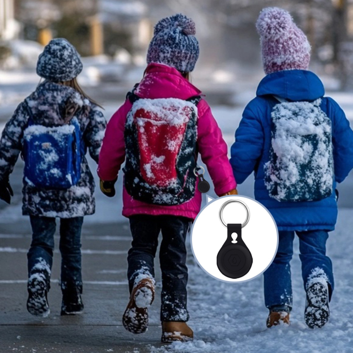 Drei Kinder mit Rucksäcken im Schnee. Ein Schlüsselanhänger ist zu sehen.