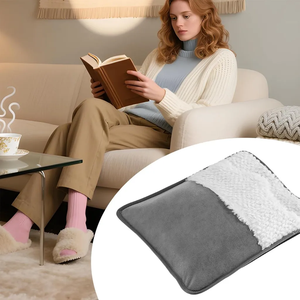 Frau liest Buch auf Sofa, daneben eine Wärmflasche mit Teddyfutter.